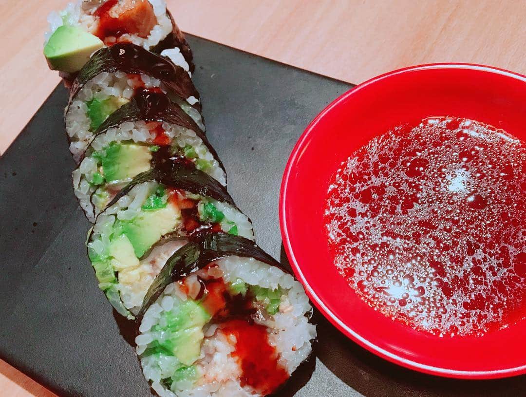 早川茉希さんのインスタグラム写真 - (早川茉希Instagram)「念願のお寿司〜😍😍😍 ・ ずーーーっと楽しみにしていたのです🍣😭 夫の先輩ご夫婦と訪れました☺️✨ ・ ダウンタウンではココがベスト！ と聞いていたので期待して行きましたが 期待を裏切らなかった😍✨✨ ・ アメリカで食べたお寿司で 今のところ一番美味しい💖 中トロまであって至福でした🤤  あぁ、既にまた食べたい、、😭✨ ・ #sushi #chicago #sushisan #restaurant #japanesefood #🍣 #お寿司 #また頑張れる #シカゴ #シカゴ生活 #シカゴレストラン #駐在妻さんと仲良くなりたい」4月13日 9時43分 - maki_hayakawa