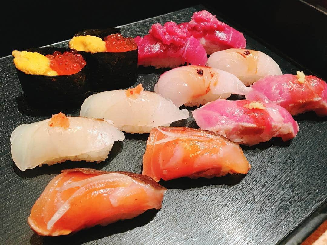 早川茉希さんのインスタグラム写真 - (早川茉希Instagram)「念願のお寿司〜😍😍😍 ・ ずーーーっと楽しみにしていたのです🍣😭 夫の先輩ご夫婦と訪れました☺️✨ ・ ダウンタウンではココがベスト！ と聞いていたので期待して行きましたが 期待を裏切らなかった😍✨✨ ・ アメリカで食べたお寿司で 今のところ一番美味しい💖 中トロまであって至福でした🤤  あぁ、既にまた食べたい、、😭✨ ・ #sushi #chicago #sushisan #restaurant #japanesefood #🍣 #お寿司 #また頑張れる #シカゴ #シカゴ生活 #シカゴレストラン #駐在妻さんと仲良くなりたい」4月13日 9時43分 - maki_hayakawa