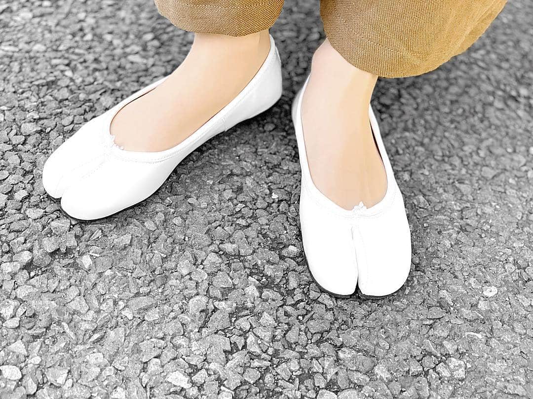 lve_xxxxのインスタグラム：「.﻿ .﻿ 豚足🐷さん﻿ 今期もお世話になります。﻿ ﻿ このタイプの時靴下🧦事情の﻿ ご質問頂くので💁🏻‍♀️💬﻿ ﻿ 5本指のSOXか5本指に分かれてる﻿ ストッキングを履いてます。﻿ ﻿ あとは、ストッキングの﻿ 親指と人差し指部分たわませて﻿ 無理くり履く！😹﻿ ﻿ 結構これが多い。﻿ 5本指履くの時間かかりますやん？←﻿ ﻿ ATSUGI のアスティーグ【強】 ﻿ ってゆーストッキング が丈夫で良きです！﻿ ﻿ 足袋タイプの踵ないタイプ﻿ ミュールタイプってゆーんか？﻿ ﻿ 夏場に向け捕獲予定！﻿ 捕獲する際にお知らせします📢え？w﻿ ﻿」