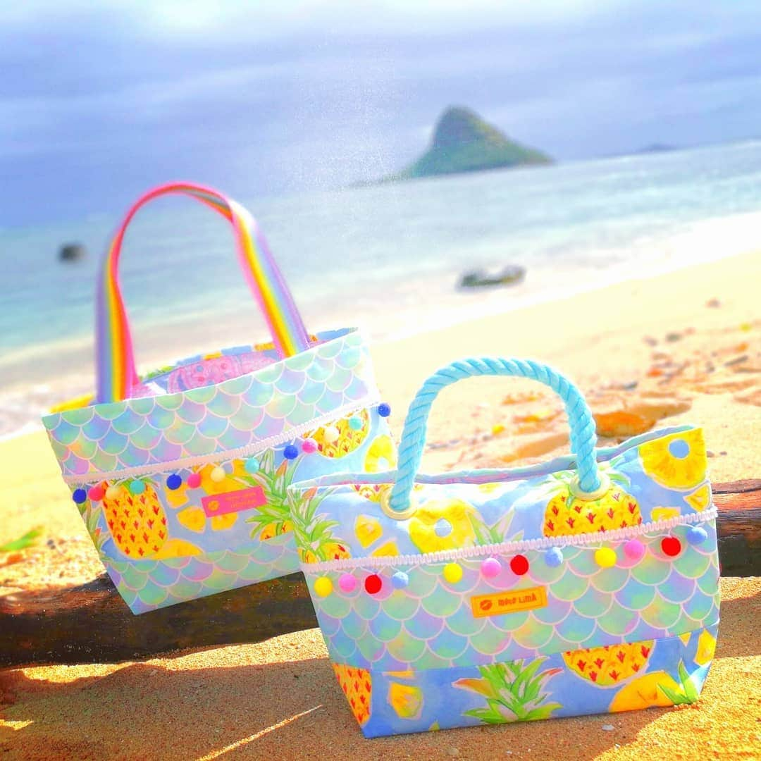 Moco Lima Hawaiiさんのインスタグラム写真 - (Moco Lima HawaiiInstagram)「モコリマハワイとモコリイ島  Pineapple Tote Bag, Made by Moco  バッグが１つ仕上がると、お店に出す前に１人で思いのまま、気ままに、宛もなく、車を走らせ、ビビっときたら思いつくまま車を停めて写真を撮ります。今日はビビっとくるまで走っていたらノースまで来てしまいました。そんな日もあります。。。 When I make bags, I go out to take pictures of my bags. When I head out to take pictures, I keep driving without really thinking of where I am going. I stop my car  to take pictures when I suddenly get an inspiration. Today I accidentally went to the N shore because that's I felt. Lol  #longdrive#hawaii#inspiration#fashion#mylife#art#designer#music#freedom#photoshoot#photography#mocolima#yoga#モコリマ#ハワイ#モコリイ島#ハンドメイドバッグ#気ままに#ドライブ ♡モコリマストアは今日も元気に営業中です！　6:00pmまで♡」4月13日 9時53分 - mocolimahawaii