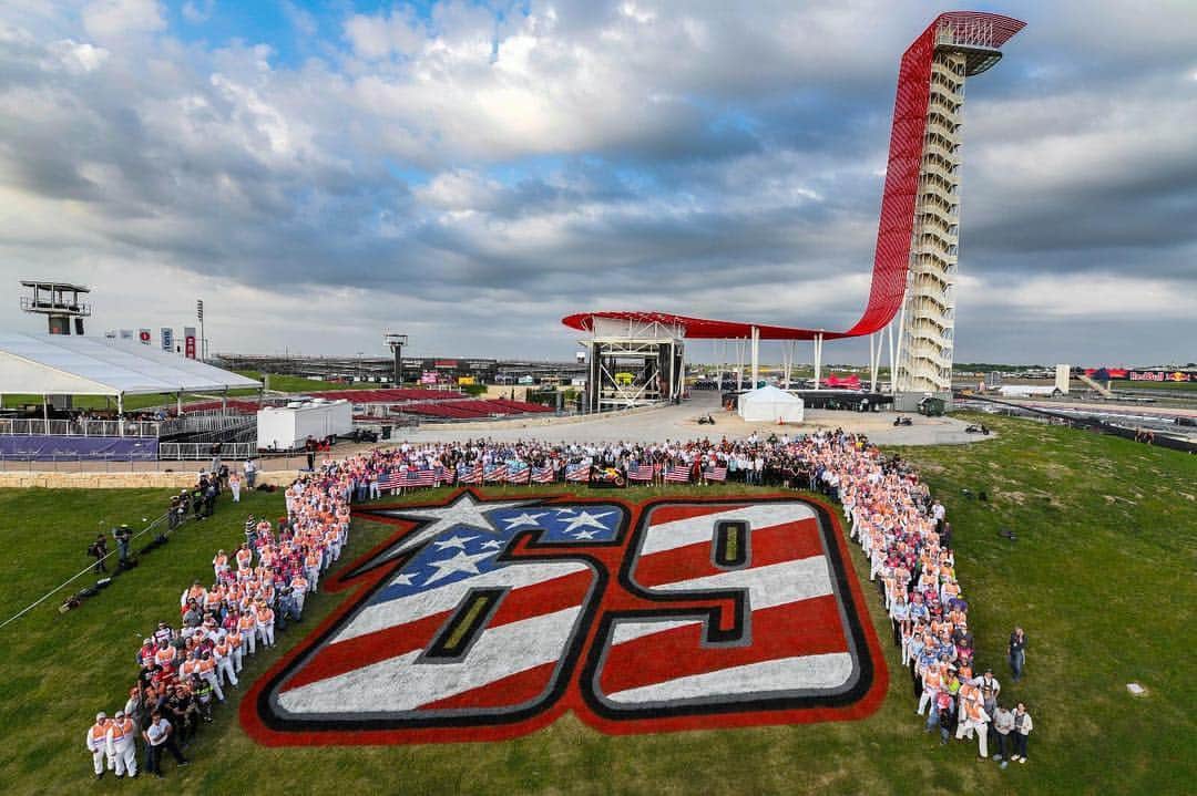 MotoGPさんのインスタグラム写真 - (MotoGPInstagram)「Tribute to the 'Kentucky Kid' at Hayden's Hill ✨ // Nicky Hayden's loved ones and the paddock family were reunited at Hayden's Hill at COTA to pay a tribute to the #MotoGP Legend on the day his number 69 was retired from premier class racing at the #AmericasGP 🇺🇸 #RideOnKentuckyKid」4月13日 9時54分 - motogp