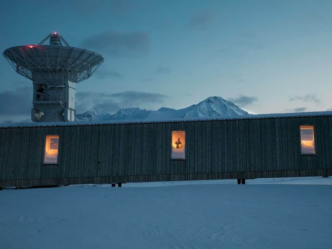 National Geographic Travelさんのインスタグラム写真 - (National Geographic TravelInstagram)「Photo by @paoloverzone | Ny-Ålesund, Norway, Moritz Sieber operator for the Norwegian Mapping Authority portrayed in the new Geodetic Observatory VLBI (Telescopes). Surrounded by the Brandal lagoon, Cape Mitra and Kings Fjord, the new telescopes are impressive. Each antenna measures 13.2 metres in diameter and looms 18 metres above the ground. The observatory is part of the global infrastructure to support more precise monitoring of such issues as ice loss and sea-level change. #arctic #nyalesund #climatechange #norway #observatory Follow @paoloverzone for more images and stories」4月13日 10時01分 - natgeotravel