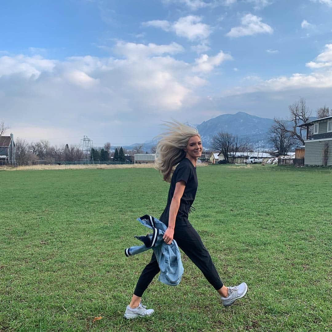 エマ・コバーンさんのインスタグラム写真 - (エマ・コバーンInstagram)「New haircut, new jumpsuit, new shoes. 💁🏼‍♀️ #yasqueenyas (Jumpsuit and shoes @newbalance @nbwomen. Hair @fromo.colorado)  #newbalance #990」4月13日 10時01分 - emmacoburn