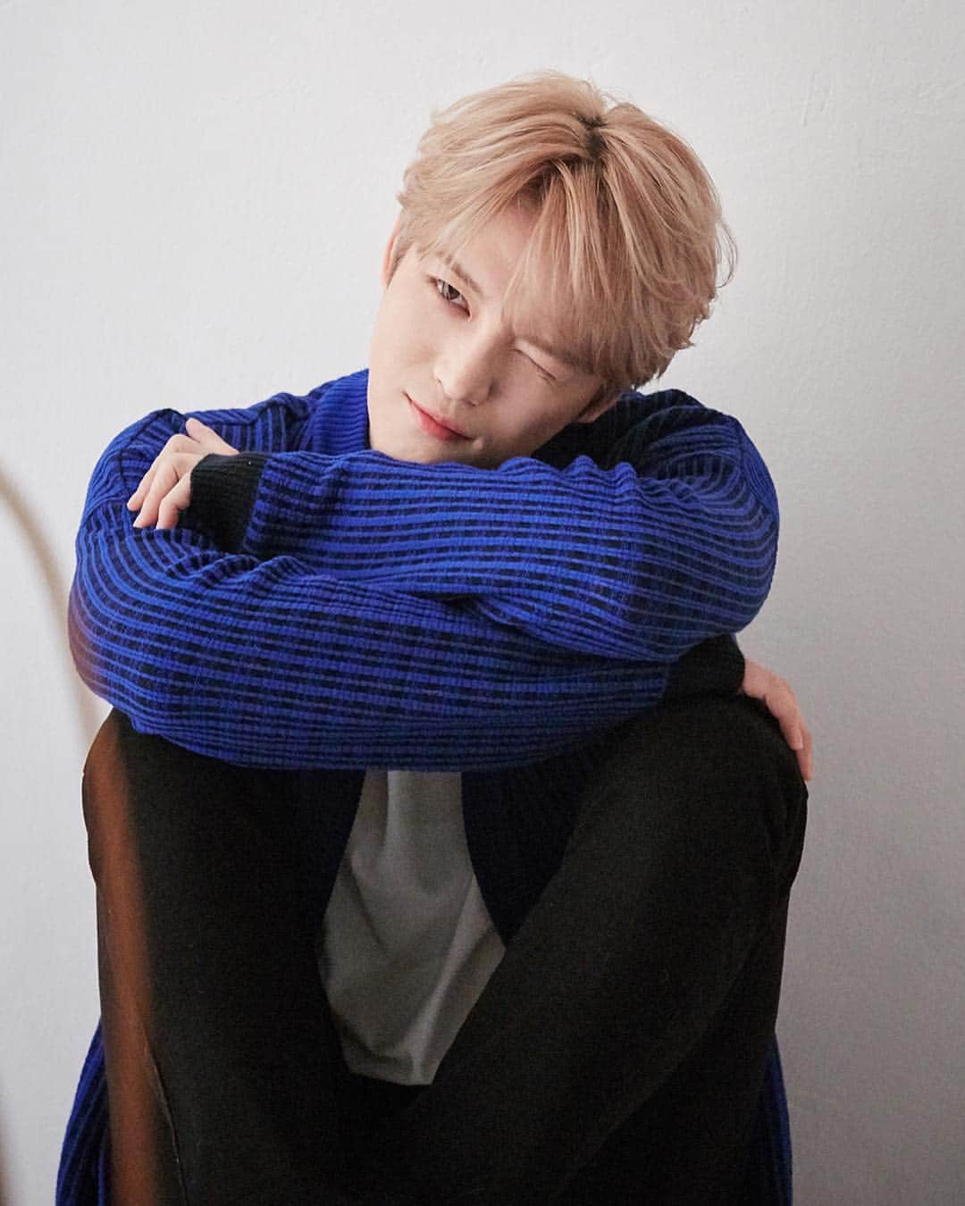 C-JeS エンタテイメントさんのインスタグラム写真 - (C-JeS エンタテイメントInstagram)「#Attention ✔️ 얼굴맛집 #김재중 💋 . 이리보고 저리봐도 멋짐가득한 재중이와 함께했던 #촬영장 A to Z ‼️ . 내 #휴대폰 속 나만의 스타 김재중 ⭐️ 재중이의 세가지 다른 매력속으로 Fall in love...💛 . #포스트 바로보기 👇🏻👇🏻👇🏻 -> http://naver.me/xItaYu4F . #정규앨범 Flawless Love🖤 Album -> apple.co/2OXcTtV M/V -> youtu.be/AVOm6PyyXGo  Follow up the behind-the-scenes of various artists though the post! Get into #Jaejoong 's amazing charms right now!  #김재중 #재중 #KIMJAEJOONG #金在中 #ジェジュン #케이웨이브 #김재중테마 #모바일테마 #Themes #mobilethemes #Cjestagram #Behind #Post #0410 #1st_solo_album #FlawlessLove」4月13日 10時04分 - cjes.tagram