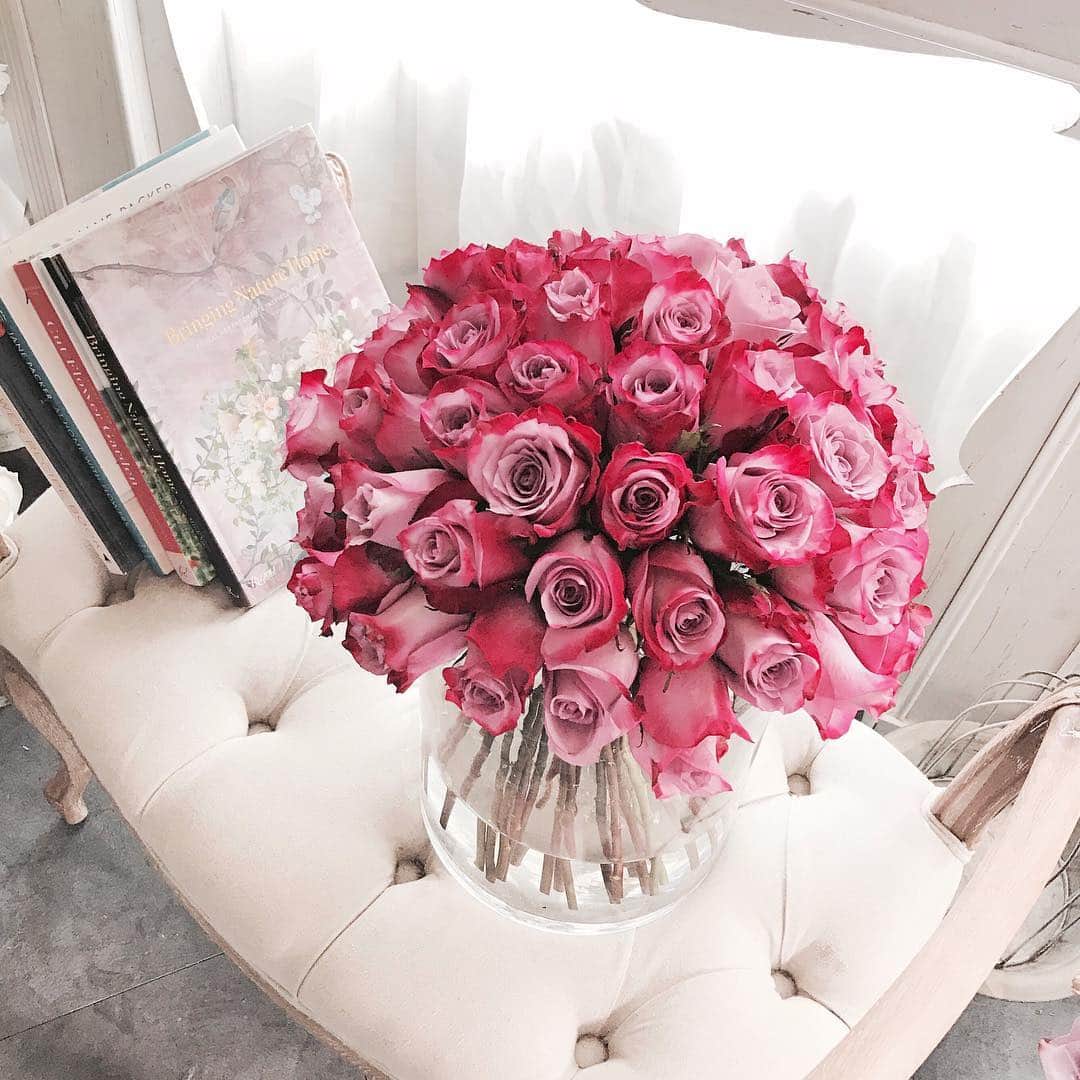 Florist.janeさんのインスタグラム写真 - (Florist.janeInstagram)「꽃다발 집중반에서 진행하는 장미50송이 💕 . . . . . 👏🏻모든 주문건은 예약제로 받습니다.꽃이 필요한 날 기준으로 3,4일 전 미리 예약주세요😻 ✌🏻주문/ 클래스문의 - janejoung310 카카오톡 (레슨중에는 전화 상담이 어렵습니다. 카카오톡 주시면 빠르게 상담 도와드리겠습니다) . . . . . . . #여자친구선물 #논현동꽃집 #florist #flowers  #블루밍스완  #일상 #꽃배달 #꽃다발#데일리 #데일리스타그램 #플라워레슨 #플로리스트 #플라워클래스 #꽃 #꽃스타그램  #플로리스트학원#花#예쁜꽃집#花店#花艺师 #研究者 #꽃집추천 #花农 #학동역꽃집 #강남꽃집 #블스꽃다발 #프로포즈꽃다발」4月13日 10時06分 - jane.florist