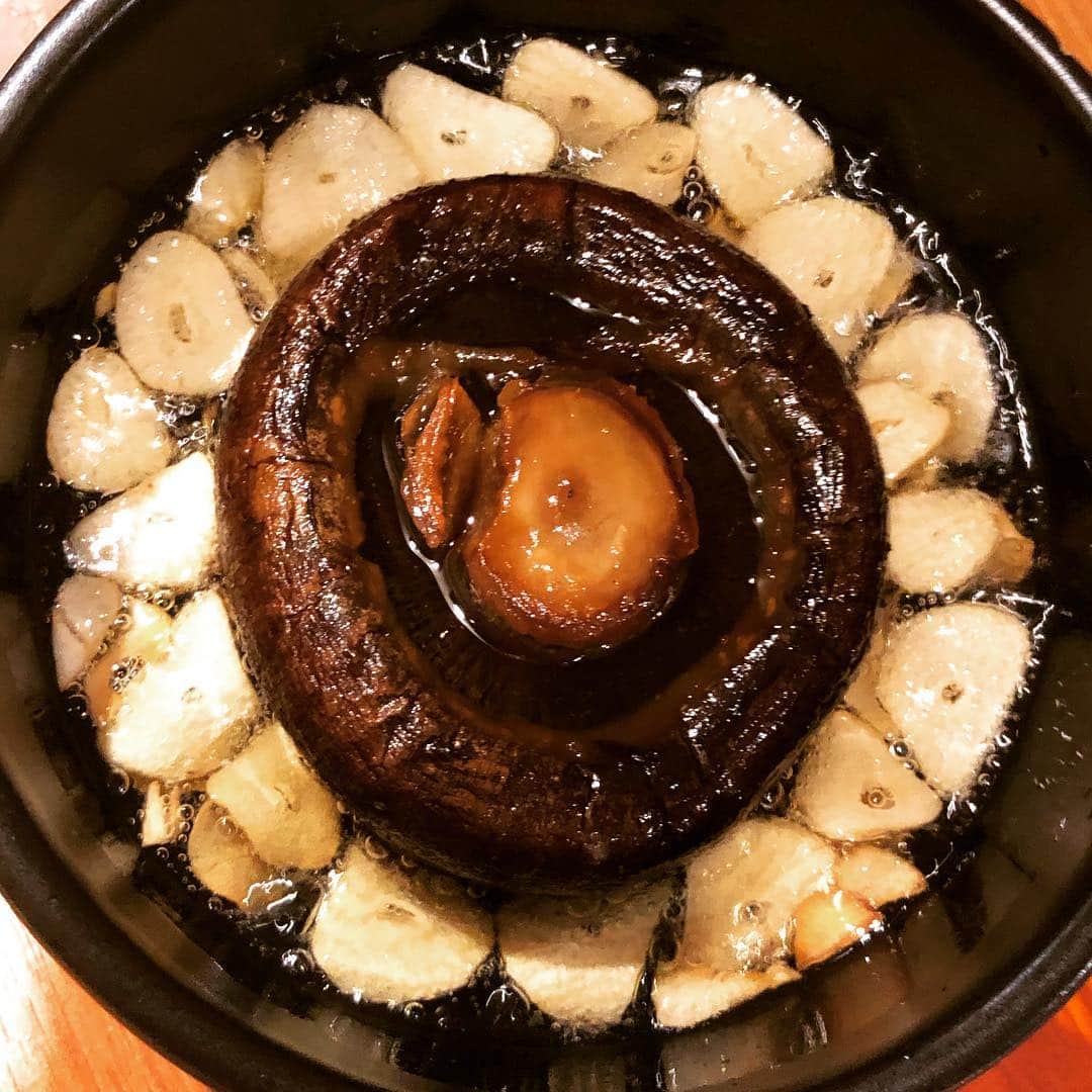 甘糟記子さんのインスタグラム写真 - (甘糟記子Instagram)「先日久しぶりのまるは @maruha_gotanda へ！  やっぱり落ち着く〜（笑）  最近ハマってる和牛の切り落としの盛り合わせ( ^ω^ ) これで890円！  いや、ほんと、素晴らしいよね(๑˃̵ᴗ˂̵) こないだの焼肉屋さんに見せてあげたい（笑）  パパも豚足やら新鮮ぶつ切りレバーやら、一人でモリモリ食べてたよね（笑）  あと小女子のナムルとか、キャベツのアンチョビマヨネーズとかのも好き！！ 近くに美味しくて満足度の高い焼肉屋さんがあるって、幸せだな〜としみじみ(≧∀≦) どんだけ肉好きなんだっていう話です（笑）  #炭火焼まるは#五反田#炭火焼#焼肉#五反田丸は#コスパ良し#美味しい#また行きたいお店#行き過ぎ#落ち着く#japan #子連れで焼肉#子供に優しい#japanese#japanesestyle #dinner」4月13日 10時13分 - norihey924