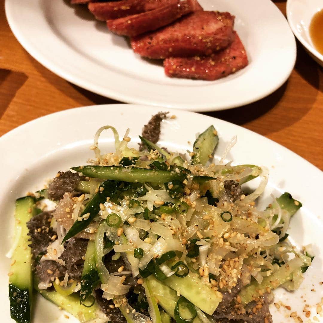 甘糟記子さんのインスタグラム写真 - (甘糟記子Instagram)「先日久しぶりのまるは @maruha_gotanda へ！  やっぱり落ち着く〜（笑）  最近ハマってる和牛の切り落としの盛り合わせ( ^ω^ ) これで890円！  いや、ほんと、素晴らしいよね(๑˃̵ᴗ˂̵) こないだの焼肉屋さんに見せてあげたい（笑）  パパも豚足やら新鮮ぶつ切りレバーやら、一人でモリモリ食べてたよね（笑）  あと小女子のナムルとか、キャベツのアンチョビマヨネーズとかのも好き！！ 近くに美味しくて満足度の高い焼肉屋さんがあるって、幸せだな〜としみじみ(≧∀≦) どんだけ肉好きなんだっていう話です（笑）  #炭火焼まるは#五反田#炭火焼#焼肉#五反田丸は#コスパ良し#美味しい#また行きたいお店#行き過ぎ#落ち着く#japan #子連れで焼肉#子供に優しい#japanese#japanesestyle #dinner」4月13日 10時13分 - norihey924