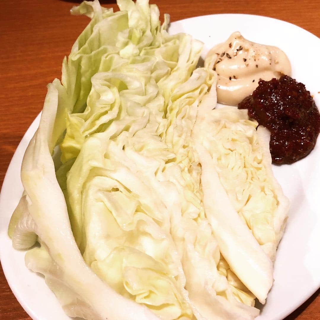 甘糟記子さんのインスタグラム写真 - (甘糟記子Instagram)「先日久しぶりのまるは @maruha_gotanda へ！  やっぱり落ち着く〜（笑）  最近ハマってる和牛の切り落としの盛り合わせ( ^ω^ ) これで890円！  いや、ほんと、素晴らしいよね(๑˃̵ᴗ˂̵) こないだの焼肉屋さんに見せてあげたい（笑）  パパも豚足やら新鮮ぶつ切りレバーやら、一人でモリモリ食べてたよね（笑）  あと小女子のナムルとか、キャベツのアンチョビマヨネーズとかのも好き！！ 近くに美味しくて満足度の高い焼肉屋さんがあるって、幸せだな〜としみじみ(≧∀≦) どんだけ肉好きなんだっていう話です（笑）  #炭火焼まるは#五反田#炭火焼#焼肉#五反田丸は#コスパ良し#美味しい#また行きたいお店#行き過ぎ#落ち着く#japan #子連れで焼肉#子供に優しい#japanese#japanesestyle #dinner」4月13日 10時13分 - norihey924