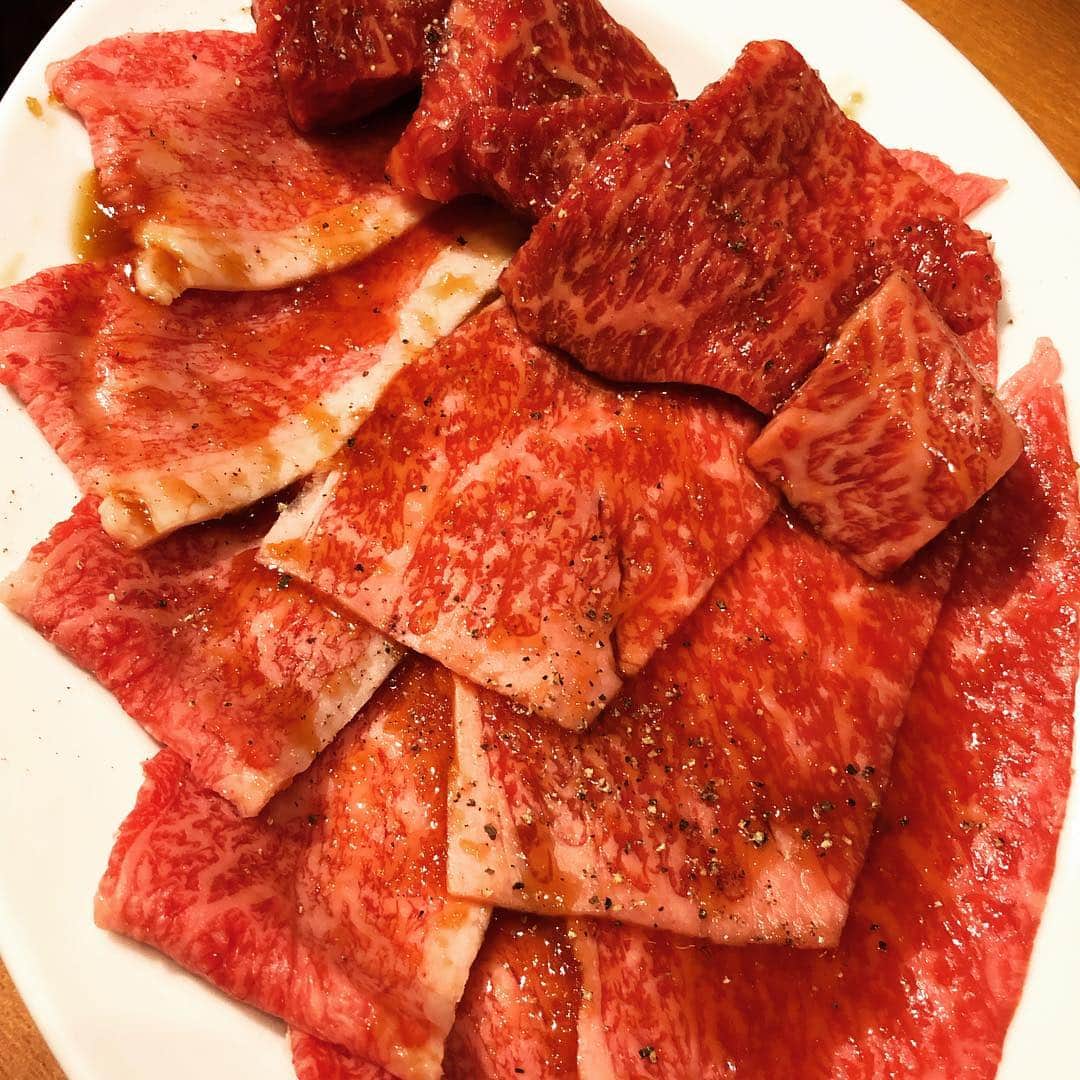 甘糟記子さんのインスタグラム写真 - (甘糟記子Instagram)「先日久しぶりのまるは @maruha_gotanda へ！  やっぱり落ち着く〜（笑）  最近ハマってる和牛の切り落としの盛り合わせ( ^ω^ ) これで890円！  いや、ほんと、素晴らしいよね(๑˃̵ᴗ˂̵) こないだの焼肉屋さんに見せてあげたい（笑）  パパも豚足やら新鮮ぶつ切りレバーやら、一人でモリモリ食べてたよね（笑）  あと小女子のナムルとか、キャベツのアンチョビマヨネーズとかのも好き！！ 近くに美味しくて満足度の高い焼肉屋さんがあるって、幸せだな〜としみじみ(≧∀≦) どんだけ肉好きなんだっていう話です（笑）  #炭火焼まるは#五反田#炭火焼#焼肉#五反田丸は#コスパ良し#美味しい#また行きたいお店#行き過ぎ#落ち着く#japan #子連れで焼肉#子供に優しい#japanese#japanesestyle #dinner」4月13日 10時13分 - norihey924
