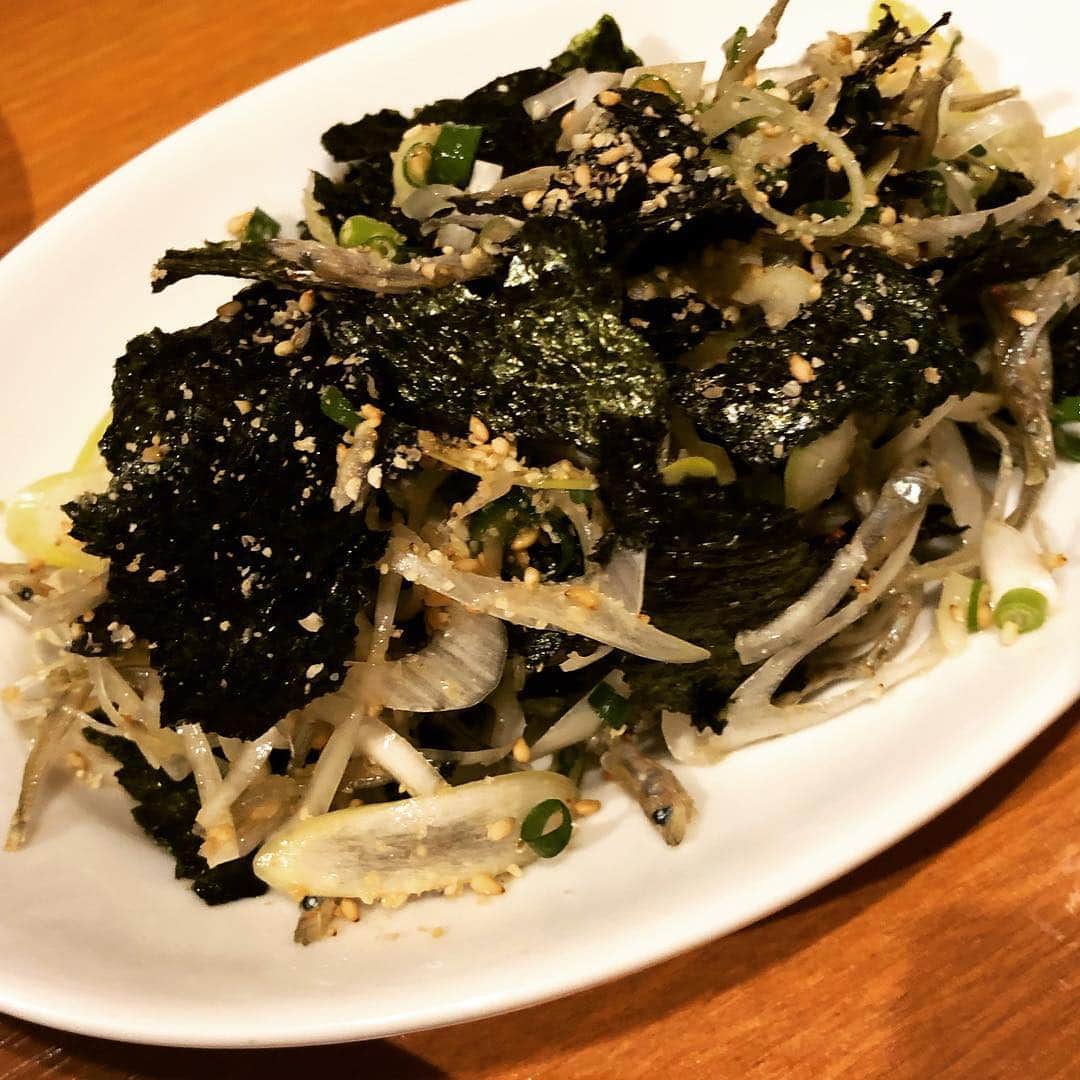 甘糟記子さんのインスタグラム写真 - (甘糟記子Instagram)「先日久しぶりのまるは @maruha_gotanda へ！  やっぱり落ち着く〜（笑）  最近ハマってる和牛の切り落としの盛り合わせ( ^ω^ ) これで890円！  いや、ほんと、素晴らしいよね(๑˃̵ᴗ˂̵) こないだの焼肉屋さんに見せてあげたい（笑）  パパも豚足やら新鮮ぶつ切りレバーやら、一人でモリモリ食べてたよね（笑）  あと小女子のナムルとか、キャベツのアンチョビマヨネーズとかのも好き！！ 近くに美味しくて満足度の高い焼肉屋さんがあるって、幸せだな〜としみじみ(≧∀≦) どんだけ肉好きなんだっていう話です（笑）  #炭火焼まるは#五反田#炭火焼#焼肉#五反田丸は#コスパ良し#美味しい#また行きたいお店#行き過ぎ#落ち着く#japan #子連れで焼肉#子供に優しい#japanese#japanesestyle #dinner」4月13日 10時13分 - norihey924