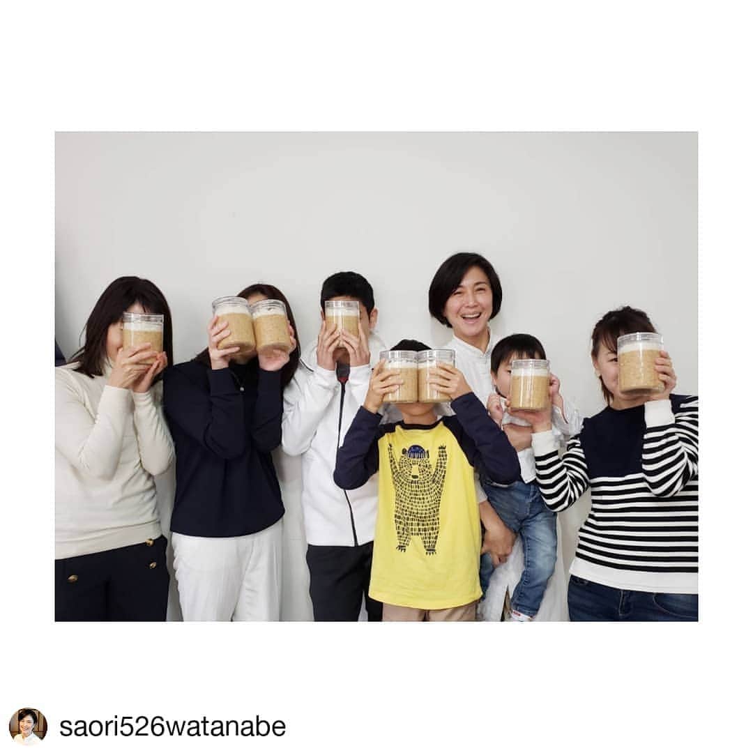 uranosthia/ウラノスティアのインスタグラム：「#Repost @saori526watanabe • • • ∗ ∗  春休みだよ☆  子供達もお味噌造るんだよっ☆  男の子達の個性的なキャラクターでレッスン中　 新鮮＆面白い流れで終始感心しておりました☆  私よりもお出汁に詳しい男子の登場で更に沸いたよね～～。笑  花の将お出汁パックに「ありがとうございます」と、  これまたグッと来る言い方もユニークで忘れられないよ！笑  お顔をボトルで隠しているのには嬉しい理由がありまして  この中の誰かさんは  お友達でお味噌レッスンをしている方がいて  そちらを参加してないまま  私のレッスンに来てしまって顔が出せないとなり  こんな感じで記念写真！笑  もうね、皆さんボトルの後でニヤニヤぐふぐふしてるんです。笑  どうして私のレッスンに来てくれたのか理由を聞いてみると　 私のこだわりで準備した材料に惹かれたそうです♡嬉　 次回のお味噌レッスンは4月17日水曜日☆　 皆さんのご参加、お待ちしております☆ ∗ ∗ ∗ ∗  原宿uranosthiaにてコラボレッスン☆  私の手造りお味噌レッスンと  ポーセラーツレッスン  両方参加された方には漏れなく  私の手造り熟成玄米糀味噌と  ポーセラーツレッスンからはカップのプレゼントがあります☆  まだまだ有りますスペシャル特典！ ランチタイムに　 私の手造りお味噌を使った豚汁と　 有機栽培農家ひなた農園産の玄米をお召し上がりいただきます！ ∗ ∗  ポーセラーツレッスン詳細↓  Babyアイテム  お皿やカップなど様々ご用意しております。  カップ2,500円～、スプーン700円～、箸置き700円～等。 ウェディングアイテム ☆ウェディングボード 6,000円 他にも様々お作りいただけます。 ☆三段お重 10,000円 (お正月だけではなく、お菓子を入れたり一年中お使いいただけます) 男の子のお子様には兜を手作りで ☆兜 10,000円 ☆招き猫 各4,000円 ☆扇皿（大） 2枚 5,000円  扇皿（小） 2枚 4,500円 ☆カップ＆ソーサー3,500円 ☆カトラリー 各1,000円 ☆ポケットティッシュボックス 4,000円 ☆ディフューザー 4,000円 ☆ミニ菊皿&深皿2,500円 ☆蓋付茶器 3,000円 ☆アートタイル（小） 1枚2,500円 ☆マグカップ 3,000円(ペア5,000円) ☆16.5㎝丸皿2枚 5,000円 ☆18.5㎝丸皿2枚 6,000円 ☆25.5㎝丸皿1枚 4,500円 ☆フォトフレーム4,500円 etc ∗　 会場：uranosthia (ウラノスティア) 東京都渋谷区神宮前6-15-10 日程  4月17日 水曜日  ポーセラーツとのコラボレッスン☆  時間  手造りお味噌レッスン  １１時〜１２時３０分頃まで  ランチタイム　 １２時３０分頃～１４時 ポーセラーツレッスン  １４時～製作終了まで * *  手造りお味噌レッスン詳細↓  国産有機栽培、自然栽培の「玄米糀」「白米糀」「麦麹」「豆麹」の中からお好みの糀を選んでいただきます☆  コースも選べる４パターン☆ (材料、容器、全て込みの内容です)  お好みの糀１種類で造るストックボトル１本のコース：3,800円 (出来上がりのお味噌は750g程)  お好みの糀２種類で造るストックボトル２本のコース：7,600円のところ→7,000円でのセットプライス☆ (出来上がりのお味噌は750g程×２本)  お好みの糀３種類で造るストックボトル３本のコース：11,400円のところ→10,000円でのセットプライス☆ (出来上がりのお味噌は750g程×３本)  お好みの糀４種類で造るストックボトル４本のコース：15,200円のところ→13,000円でのセットプライス☆ (出来上がりのお味噌は750g程×４本) ・玄米糀の特徴  昔ながらの独特な風味や奥深い味があり、栄養価が高いお味噌になります ・白米糀の特徴  一般的に多く使われており、甘味の有るお味噌になります ・麦麹の特徴  あっさりとした仕上がりで、香り豊かなお味噌になります ・豆麹の特徴  乳酸系の独特な香りで、大豆の旨味が強いお味噌になります ∗  お好きな糀とコースをお選び下さい☆ ＊通常は時間の都合上、生徒さんに乾燥大豆と茹でた大豆を入れるジップロックを予め郵送し、ご自身で茹でていただいた大豆を持参してもらうのですが、私が財宝温泉水で大豆を茹でた物を準備するコースをご希望の方は、ストックボトル１本でも４本でもプラス1,000円で承ります。  以下の内容をご記入の上お申し込みくださいね☆  お申し込み内容 ・希望のレッスン会場、日時 ・お名前 ・電話番号 ・希望人数 ・作りたい糀の種類 ・作りたい本数 ・ご自身で大豆を茹でる方は住所、又は茹でた大豆を希望かをお知らせください  以上をご記入の上  oishiiomiso@gmail.com  こちらまでご連絡ください☆  男女年齢問わず、お一人でも、お友達や親子でご一緒の参加も大歓迎です☆  みなさんのご参加をお待ちしております☆ * *  #uranosthia  #原宿  #青山  #ポーセラーツ #手作りお味噌  #手作」
