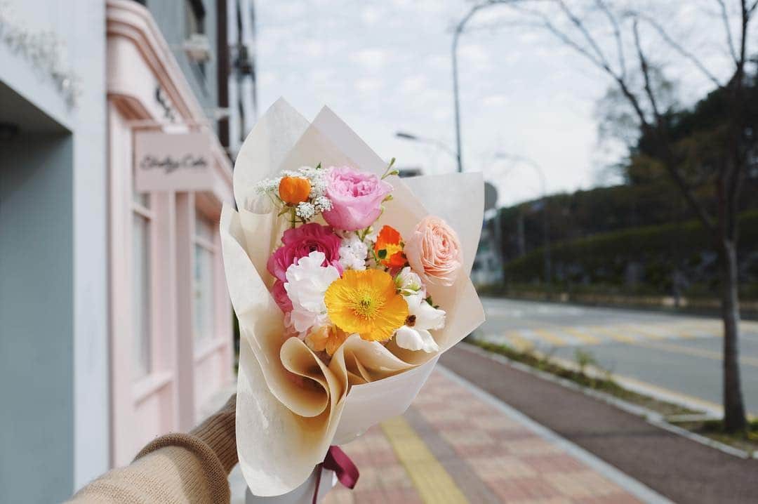 JF flower Shopさんのインスタグラム写真 - (JF flower ShopInstagram)「날씨가 좋아서 그런가 ✨ Jf flower shop. . . . .#2019jfflowershop #jfflowershop #flower #florist #floral #flowerlesson #koreanflorist #flowerstagram  #koreanflower  #웨딩부케 #플로리스트 #플로리스트수업 #핸드타이드  #범계플라워레슨 #꽃꽂이 #플라워레슨 #꽃꽂이수업 #안양꽃집 #범계꽃집 #평촌꽃집 #과천꽃집 #인덕원꽃집 #동편마을꽃집 #포일동꽃집 #내손동꽃집 #의왕꽃집」4月13日 10時22分 - jfflowershop