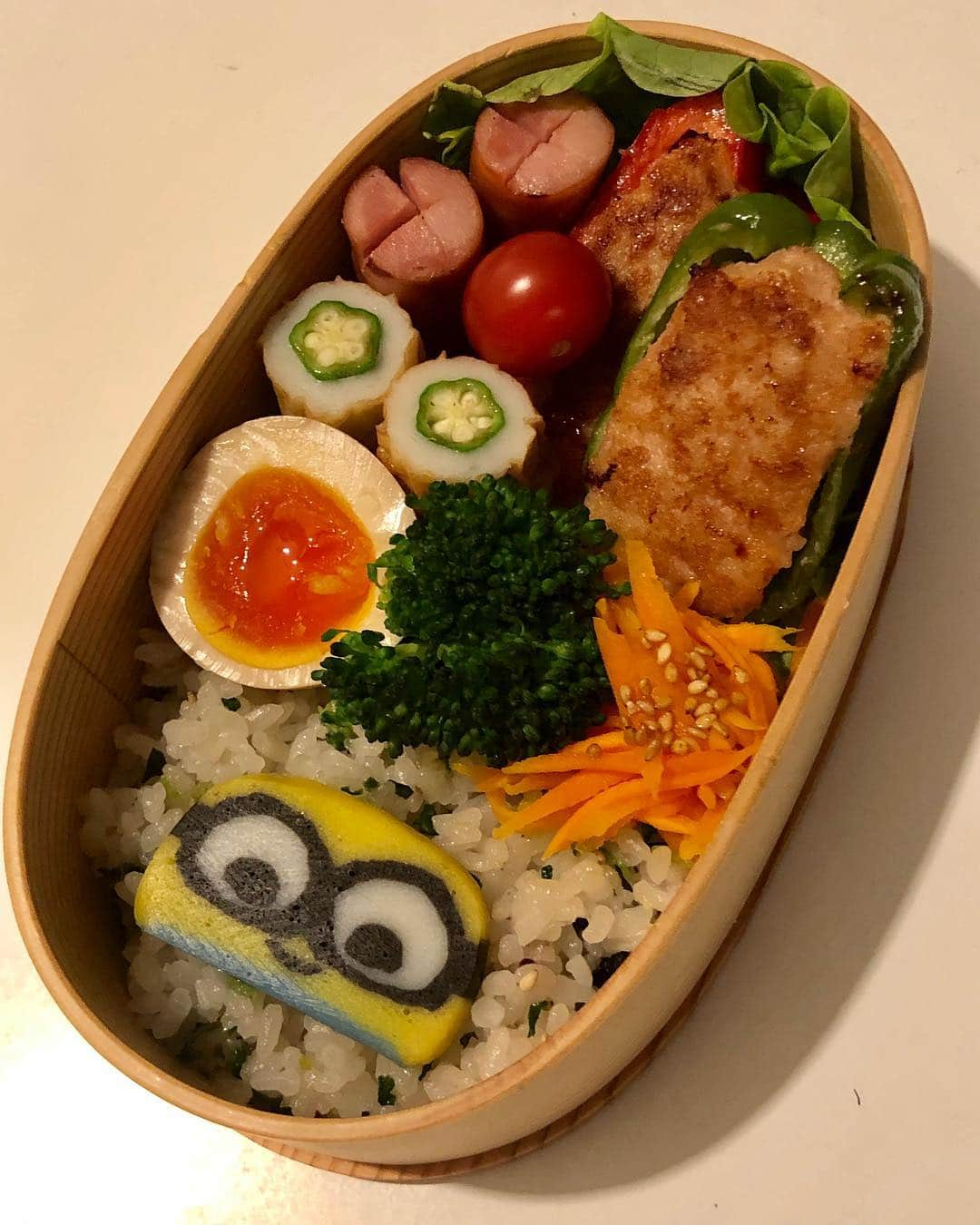 甘糟記子さんのインスタグラム写真 - (甘糟記子Instagram)「昨日のお弁当！  今週は土曜日休みなので嬉しい週末(๑˃̵ᴗ˂̵) やっぱり土日休みじゃないと、休んだ気にならない（笑） 私がゆとりを求めてるわ〜(≧∀≦) お弁当は、ピーマンの肉詰めに、味玉、人参ナムル、トマト、ウィンナー、オクラ竹輪、ブロッコリー、ミニオンの蒲鉾のっけご飯です( ^ω^ )  息子殿は新しいクラスで楽しんでるらしく、昨日は歯医者さんなのになかなか帰ってこずヤキモキ。  歯医者さんでは、見た目には白いし全然虫歯に見えないのに、中が虫歯だったらしくかなり大きな穴に削られてました(＞人＜;) やっぱり定期的に見てもらうことって大切ですね！  私も行かなきゃ〜  #虫歯は怖い#歯医者も怖い#甘糟ご飯#ご飯#昼ごはん#ランチ#ランチボックス#弁当#曲げわっぱ#わっぱ弁当 #ミニオン#半熟#japan #japanese#japanesestyle #japanesefood #bento#lunch#lunchbox」4月13日 10時23分 - norihey924