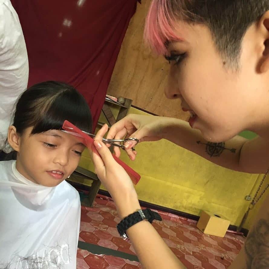 美容留学のアジアビューティカレッジのインスタグラム：「✂︎﻿﻿前髪を短くするだけでお洒落になる。 子供のぱっつん前髪マジかわいい😍  英語と美容が学べるセブ留学 海外で美容師で活躍しよう‼️ ﻿ @abc_cebu﻿﻿ ﻿ #美容師 ﻿ #スタイリスト﻿ #ヘアスタイリスト﻿ #美容室﻿ #美容院 ﻿ #ヘアサロン﻿ #美容留学﻿ #語学留学﻿ #海外留学 ﻿ #スタイリング ﻿ #カラーリスト ﻿ #日系サロン﻿ #カラー ﻿ #イルミナカラー﻿ #海外生活﻿﻿ #美容学生 ﻿ #セブ島﻿ #英会話 ﻿ #スタイリストデビュー ﻿ #美容師転職 ﻿ #美容師募集﻿ #外国人風カラー ﻿ #美容師の卵﻿ #ショートヘア﻿ #ボブ﻿ #ヘアアレンジ ﻿ #海外で美容師したい﻿ #美容師さんと繋がりたい」