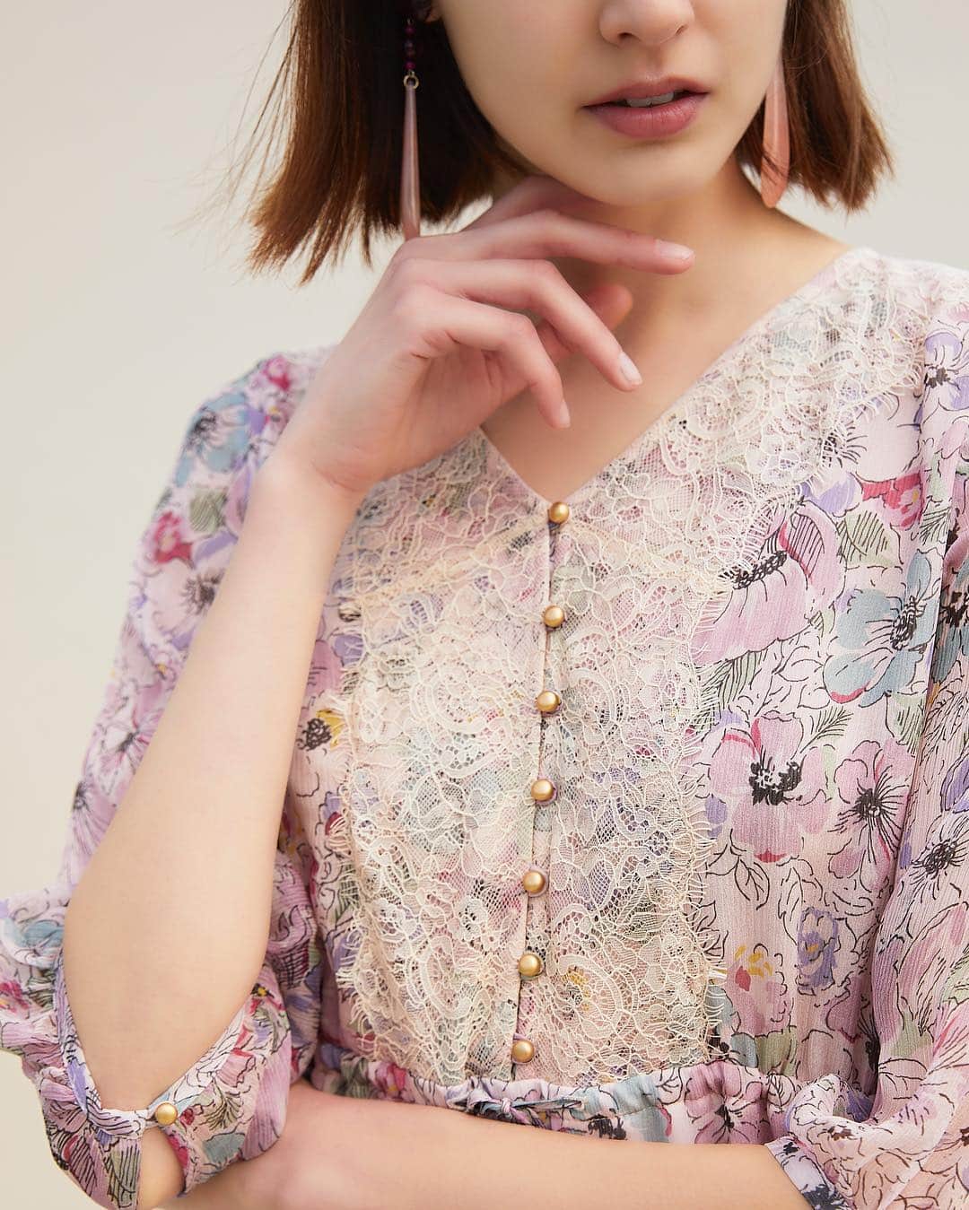 JILLSTUARTさんのインスタグラム写真 - (JILLSTUARTInstagram)「. CARLA SILK FLOWER DRESS PINK,BLUE color ¥32,000+tax . . #JILLSTUART #JILLSTUART_jp #newarrivals  #dress」4月13日 10時34分 - jillstuart.jp
