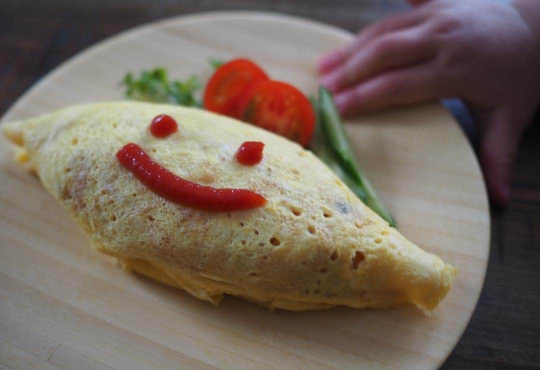 maatamagosanのインスタグラム：「初めてオムライス作ってあげた。喜んで食べてくれると思ってたのにぐちゃぐちゃにしてライカにあげてた😂」