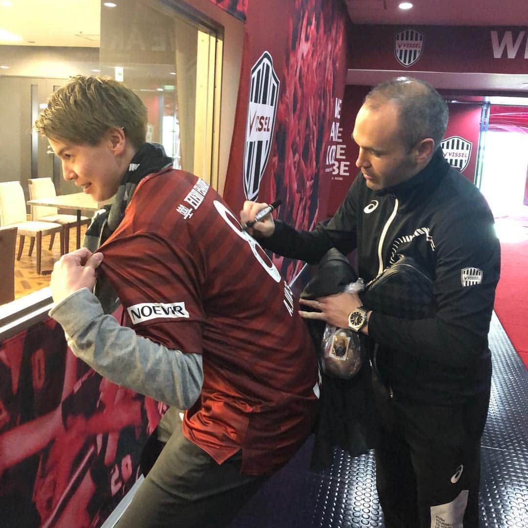 のインスタグラム：「3月17日の試合観戦後に1枚📸時間のない中サインや写真を撮ってもらえました😄このユニフォームは宝物です。ありがとうございました！Gracias😊😊😊#asics」