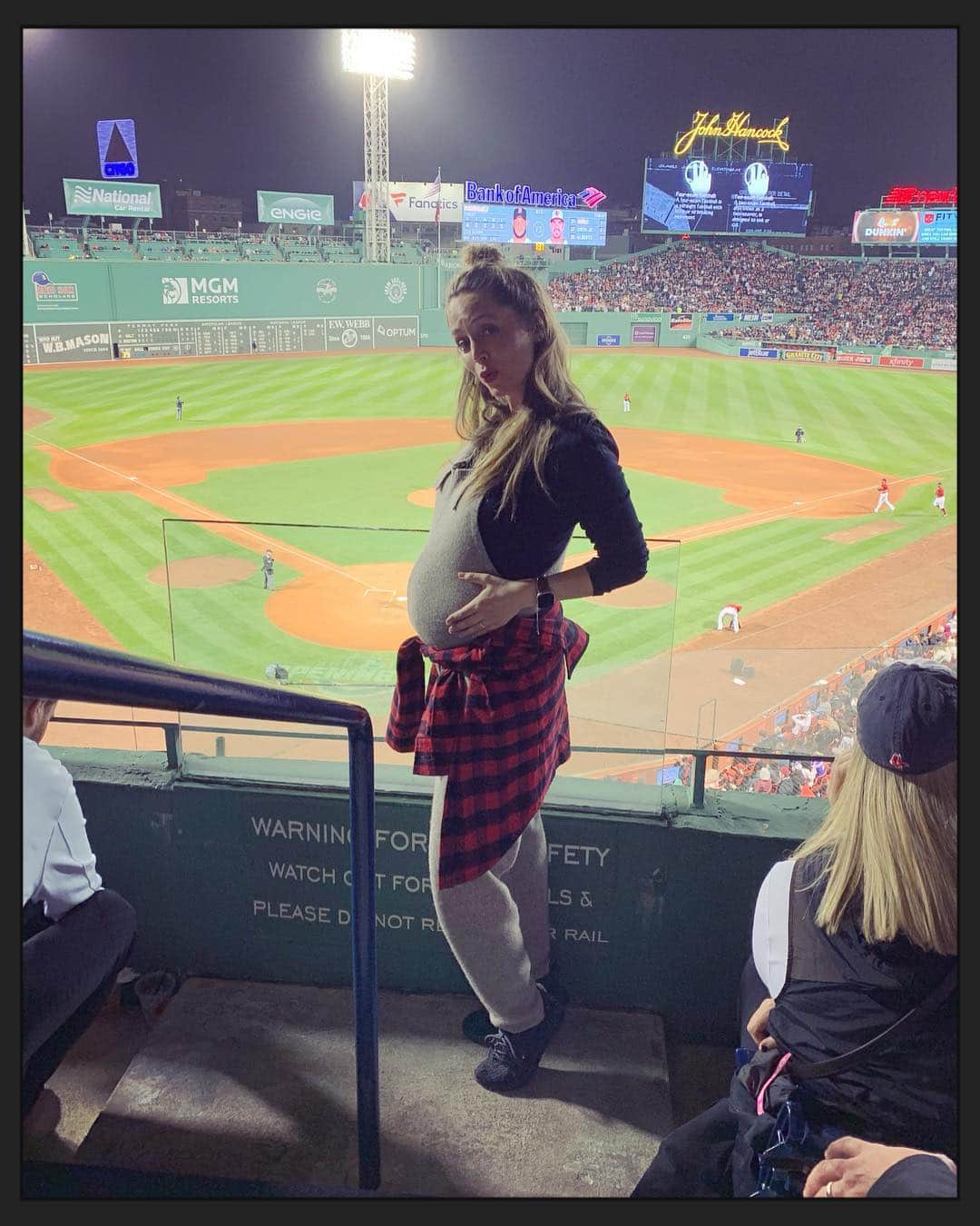 エリザ・ドゥシュクのインスタグラム：「1st ⚾️👶🏻💙 @redsox @fenwaypark❣️#bumpin」