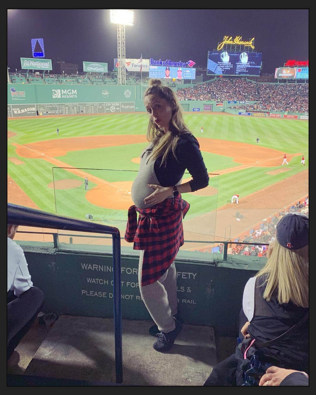 エリザ・ドゥシュクさんのインスタグラム写真 - (エリザ・ドゥシュクInstagram)「1st ⚾️👶🏻💙 @redsox @fenwaypark❣️#bumpin」4月13日 10時44分 - elizadushku