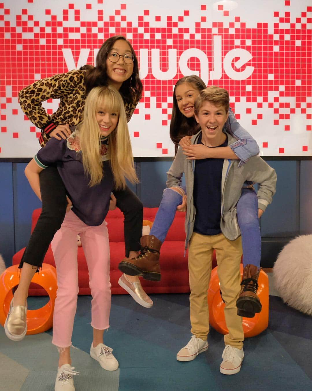 Disney Channelさんのインスタグラム写真 - (Disney ChannelInstagram)「Vuuugle house > every other house. #Bizaardvark」4月13日 10時36分 - disneychannel