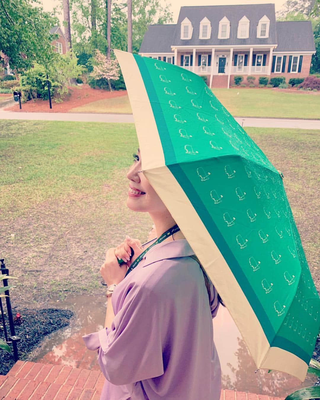アンミカさんのインスタグラム写真 - (アンミカInstagram)「オーガスタで開催中のマスターズ2日目⛳️は、あいにくの雨☔️ 。。 でも、雨ではしゃいだ子供の時以来、オーガスタのマークが可愛い傘を持つのも楽しみ♫ 。 #試合が始まると雨が止み一安心。。 #小平選手の試合の間は雨は止みました。 #後半は少し降ったようですが激しくはなく通り雨的な。。 #今日は16km歩きました👣 #テレビとはまた違うマスターズの空気！！！ #日曜はカラフルお休みですが梅沢富美男さんをはじめ豪華ゲストなので必見👀❗️ @themasters #日曜はカラフル @sunday_colorful」4月13日 10時37分 - ahnmikaofficial