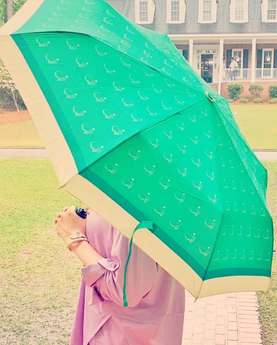 アンミカさんのインスタグラム写真 - (アンミカInstagram)「オーガスタで開催中のマスターズ2日目⛳️は、あいにくの雨☔️ 。。 でも、雨ではしゃいだ子供の時以来、オーガスタのマークが可愛い傘を持つのも楽しみ♫ 。 #試合が始まると雨が止み一安心。。 #小平選手の試合の間は雨は止みました。 #後半は少し降ったようですが激しくはなく通り雨的な。。 #今日は16km歩きました👣 #テレビとはまた違うマスターズの空気！！！ #日曜はカラフルお休みですが梅沢富美男さんをはじめ豪華ゲストなので必見👀❗️ @themasters #日曜はカラフル @sunday_colorful」4月13日 10時37分 - ahnmikaofficial