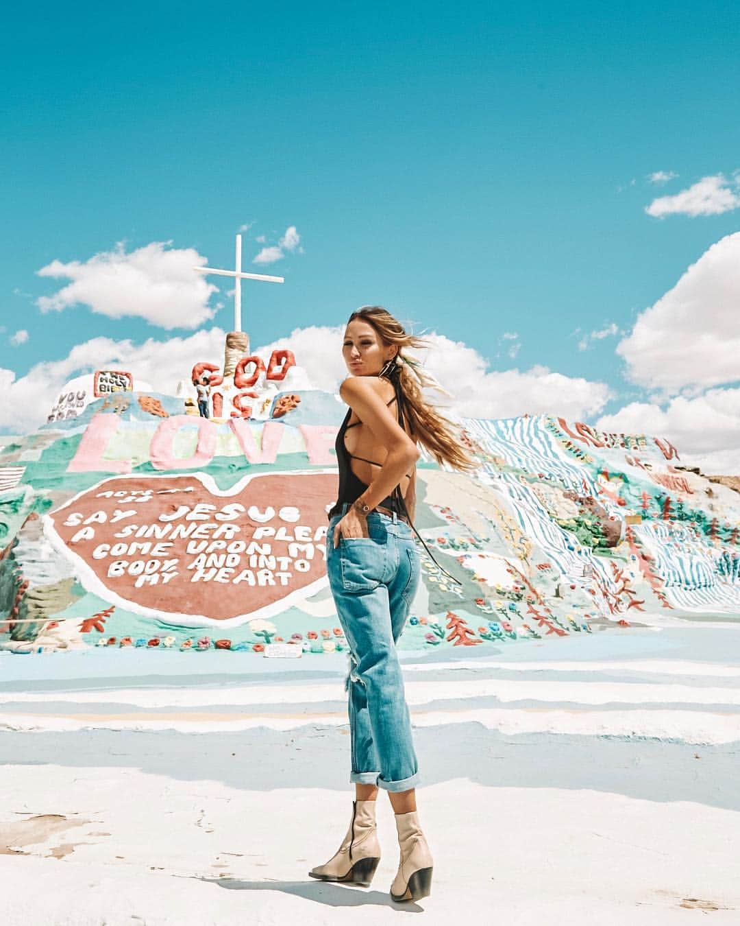 ルー・ティーズデールのインスタグラム：「Full look @superdown at Salvation Mountain 🌵☁️💒 x」