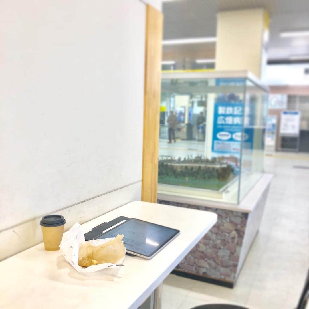 ひうらさとるのインスタグラム：「‪さっきまで新幹線の駅構内で原稿描いてたんだけど、めちゃくちゃはかどりました。「…切符をお取り下さい。ピコンピコン」てアナウンスが響く中、どこでも描く野良漫画家…。‬ #ipadpro  #ノマドワーク #野良漫画家」