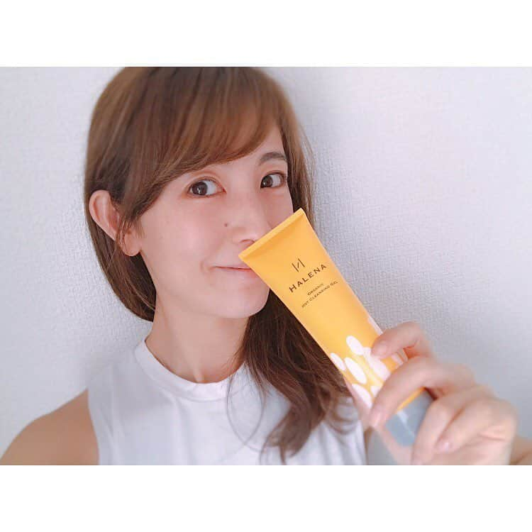 大谷朋子さんのインスタグラム写真 - (大谷朋子Instagram)「♡ * お気に入りのクレンジング💛 * 100%天然由来・国産オーガニックの 「HALENA」のオーガニックホットクレンジングジェル◡̈⋆ * 肌になじませるとじんわり温かくなって、 毛穴を開かせて汚れをすっきり落としてくれるから、 とっても気持ちいい♪ * この季節、花粉の影響で敏感肌になりがちだけど、 美容液成分99%配合で、お肌のつっぱりがなく、 洗い上がりはしっとり♡ * W洗顔不要なのも肌への負担が少なくて、うれしい◟́◞̀♡ * 赤ちゃん＆ママのための国産オーガニックスキンケア「ALOBABY」シリーズを展開している会社。 * 敏感肌や子育て中でも安心して使用できる化粧品を 「オーガニック」「made in Japan」のコンセプトに沿って開発しているから安心して使っています♡ * * #ハレナ #HALENA #ハレナホットクレンジングジェル #ホットクレンジングジェル #敏感肌 #オーガニックコスメ #FiNC #FiNCアンバサダー」4月13日 10時53分 - tomoko_ohtani