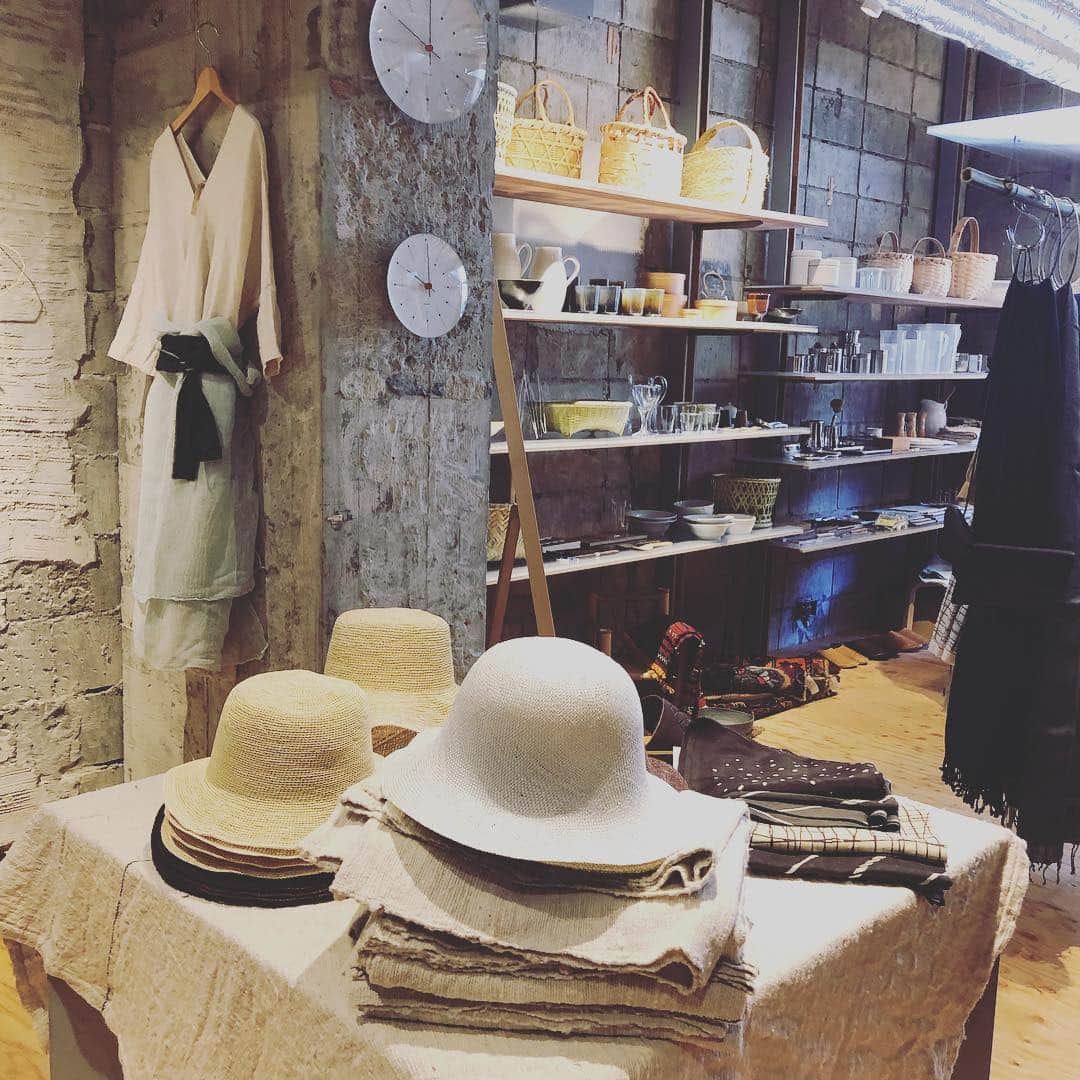 ひうらさとるさんのインスタグラム写真 - (ひうらさとるInstagram)「OUTBOUND in MMM城崎。目移りするステキグッズの数々！カゴバッグやワンピースもいっぱいあるよー。明日までだよー（╹◡╹）明日は三木屋で平井かずみさんのお花のワークショップもあるよー。 #mmmkinosaki  #outbound  #平井かずみ」4月13日 16時33分 - marikosatoru