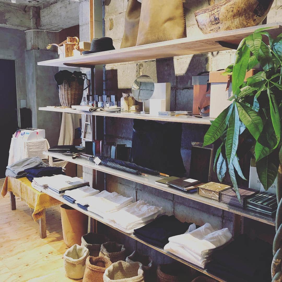 ひうらさとるさんのインスタグラム写真 - (ひうらさとるInstagram)「OUTBOUND in MMM城崎。目移りするステキグッズの数々！カゴバッグやワンピースもいっぱいあるよー。明日までだよー（╹◡╹）明日は三木屋で平井かずみさんのお花のワークショップもあるよー。 #mmmkinosaki  #outbound  #平井かずみ」4月13日 16時33分 - marikosatoru