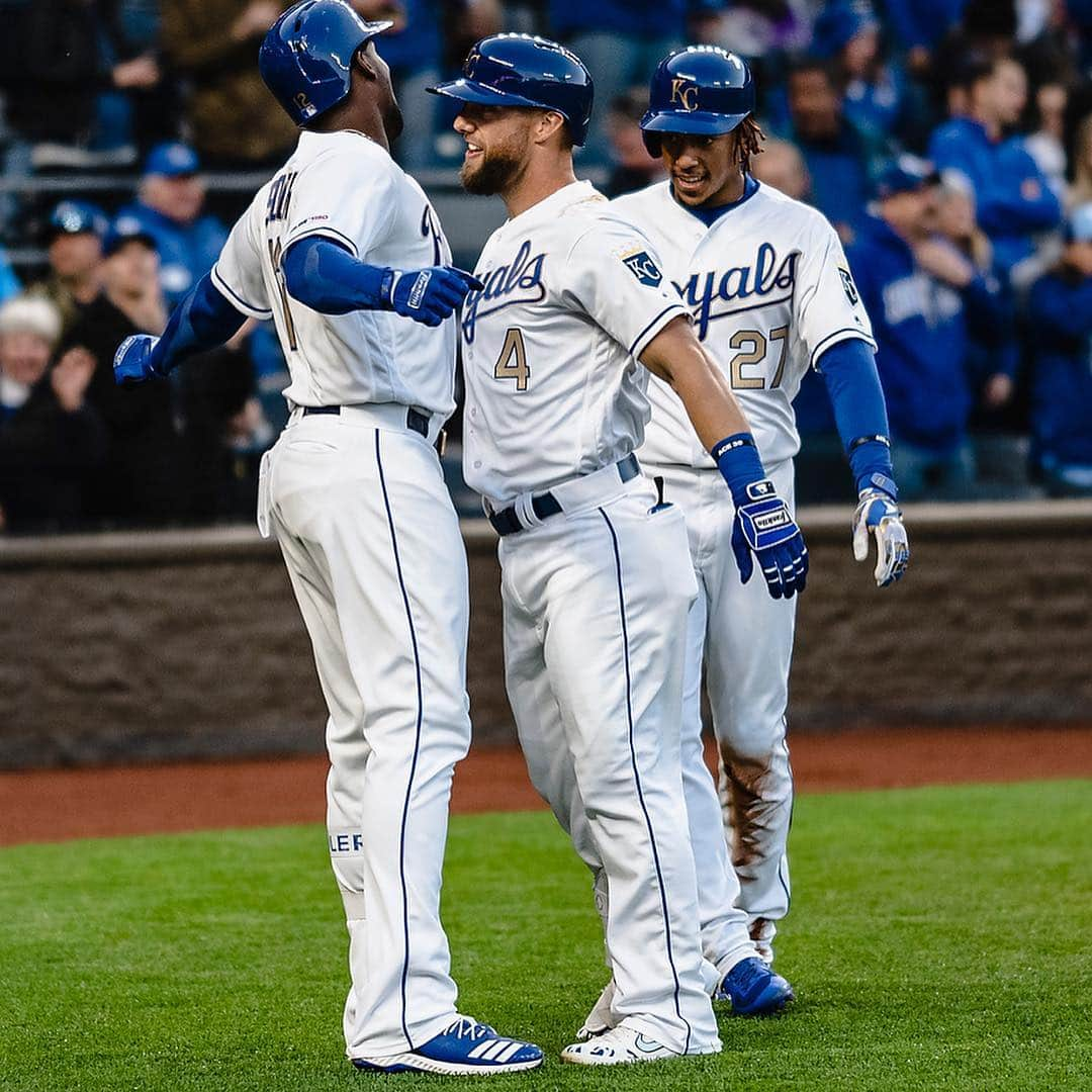 カンザスシティ・ロイヤルズさんのインスタグラム写真 - (カンザスシティ・ロイヤルズInstagram)「On Fridays, we wear gold and score runs. #AlwaysRoyal」4月13日 11時09分 - kcroyals