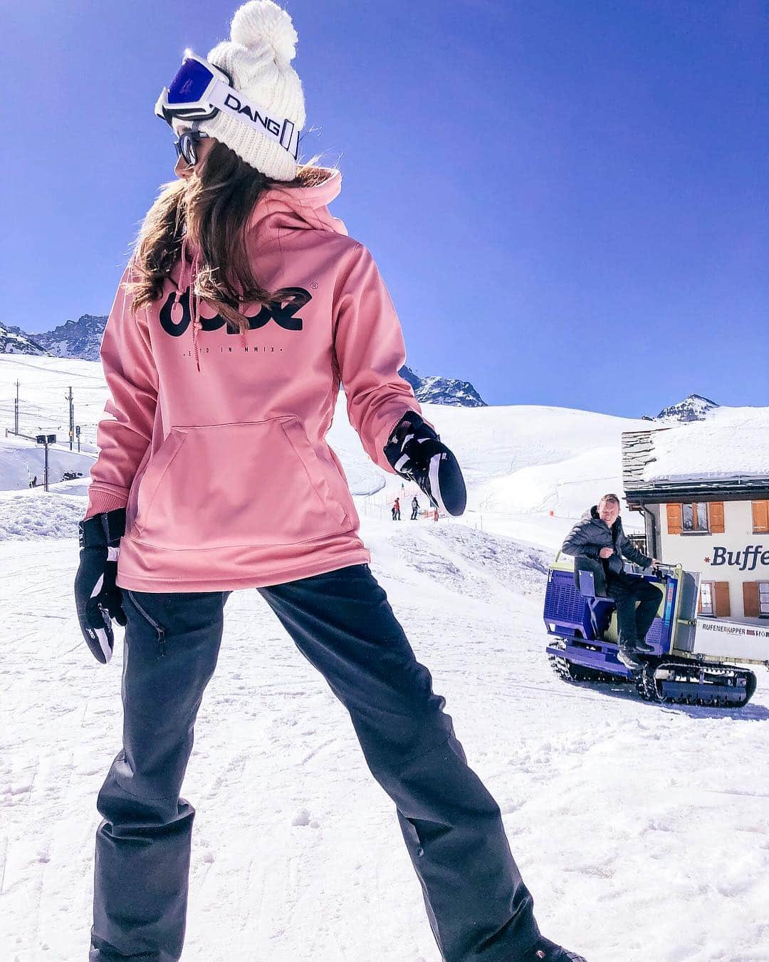 福井仁美さんのインスタグラム写真 - (福井仁美Instagram)「Pink addict💓💓 ・ #snow #snowboard #dope #dopesnow #スノボ #スイス #dangshades #volcom」4月13日 11時06分 - hitton28