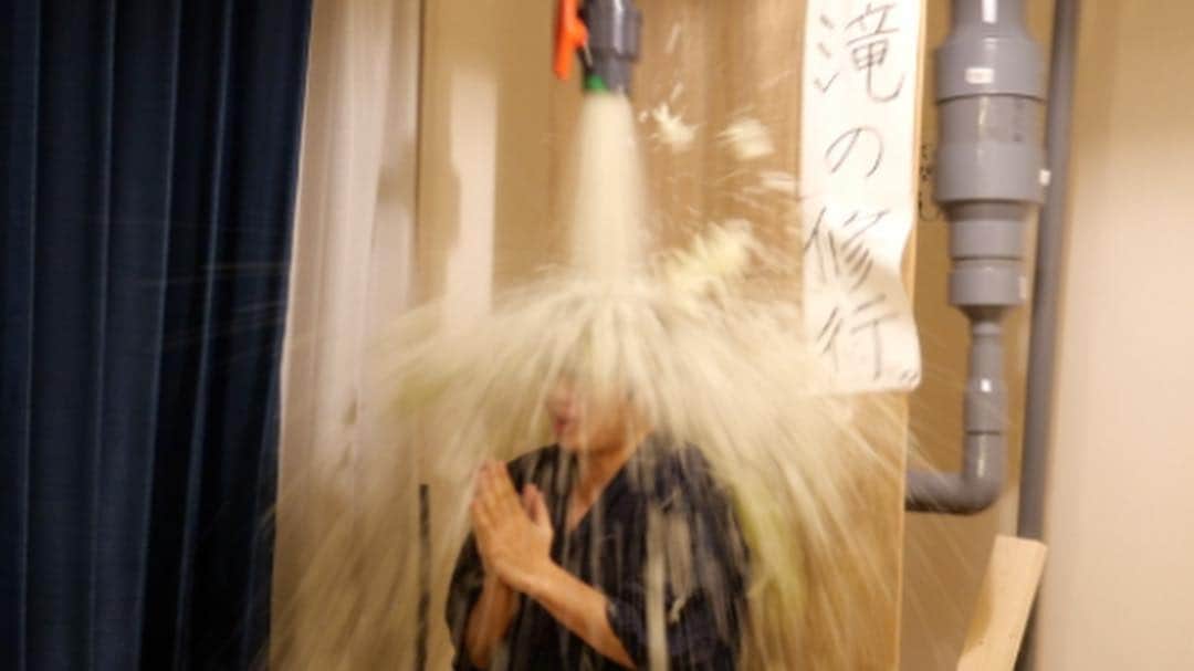 すしらーめん《りく》さんのインスタグラム写真 - (すしらーめん《りく》Instagram)「スライム『モリモリモリ…ッブリィィィィイイイ”！！！！！』 #滝 #滝行 #家 #想像以上の痛さ #すしらーめんりく  #sushiramen #youtuber #9gag  Slime waterfall in my sweet home」4月13日 11時08分 - sushi_riku