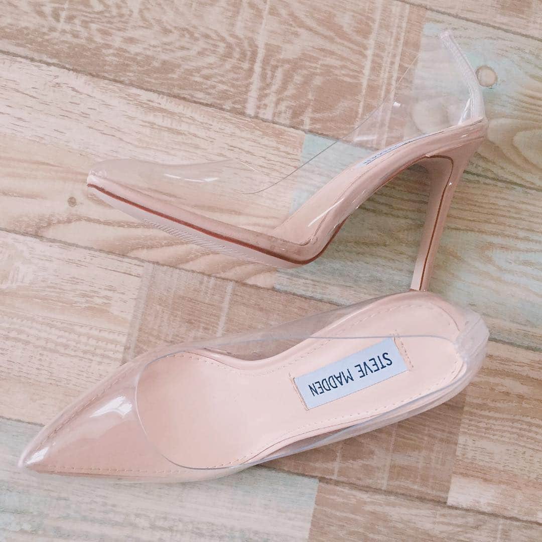 新山千春さんのインスタグラム写真 - (新山千春Instagram)「ニューヨーク🇺🇸で買った お気に入り👠💕 ここの靴が大好きすぎます。。 . LAでsizeなくて買えなかった ブーツに再会出来た。💖 . #neonpumps 👠💕 #NYC #SteveMadden 💖 #clear #PVC #シンデレラ 靴 . . 自分で欲しいものを手に入れる満足感🤩‪𐤔𐤔‬ これでまた！仕事頑張れる _____________________________________________________🌴#LA 好き❤ #art 🎨好き#🌸 #Japaneseactress #casualcoordinate #denimcoordinate #makeup #model  #mama#mamastyle #Instagood #hairarrange #fashion  #outfit #casualstyle  #outfitstyle #촬영 #粉我 #나를따르라  #fashionistas #dailylook #coodinate #新山千春  _____________________________________________🌴🌵🌴🌵」4月13日 11時18分 - chiharuuu_0114