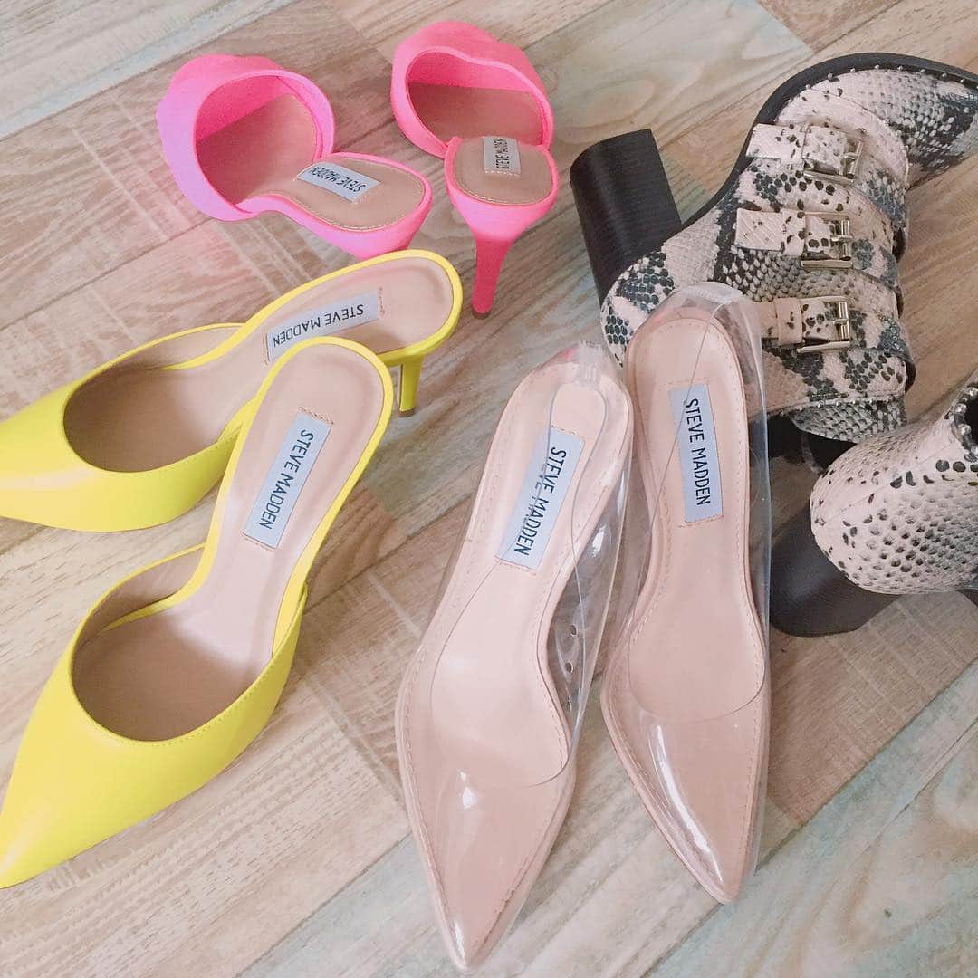 新山千春さんのインスタグラム写真 - (新山千春Instagram)「ニューヨーク🇺🇸で買った お気に入り👠💕 ここの靴が大好きすぎます。。 . LAでsizeなくて買えなかった ブーツに再会出来た。💖 . #neonpumps 👠💕 #NYC #SteveMadden 💖 #clear #PVC #シンデレラ 靴 . . 自分で欲しいものを手に入れる満足感🤩‪𐤔𐤔‬ これでまた！仕事頑張れる _____________________________________________________🌴#LA 好き❤ #art 🎨好き#🌸 #Japaneseactress #casualcoordinate #denimcoordinate #makeup #model  #mama#mamastyle #Instagood #hairarrange #fashion  #outfit #casualstyle  #outfitstyle #촬영 #粉我 #나를따르라  #fashionistas #dailylook #coodinate #新山千春  _____________________________________________🌴🌵🌴🌵」4月13日 11時18分 - chiharuuu_0114