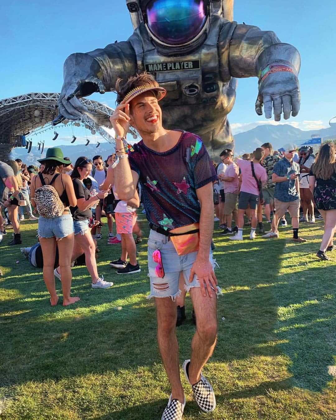 ジョーイ・グレーセッファのインスタグラム：「Coachella Day 1 lewk ⭐️」