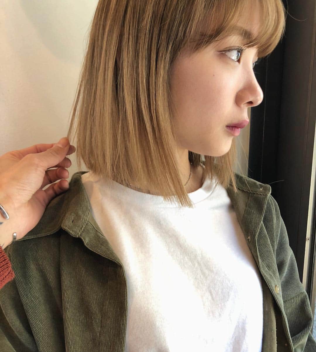 のインスタグラム：「ハイブリーチ🌿 ・ ・ ・ ・ブリーチの回数がわからない。 ・値段が気になる。 ・ダメージが心配。など なんでもご気軽にご相談ください😊 ・ ご予約やご相談はURLもしくはDM・LINEにてお待ちしております🙆‍♂️ ・ ・ ・ ご予約はトップページURLをクリック😊 もしくはDMください✉️ ・ ネットで×になってても お取りできるお時間もございますので、 ご気軽にご相談ください🙆‍♂️ ・  #アディクシー #イルミナカラー  #外国人風カラー #ミニボブ #切りっぱなしボブ #ハイライト #外ハネ #グラデーション #外国人風 #ポートレート #美容室 #美容院 #美容学生 #撮影 #東京 #渋谷  #ショートヘア #グレージュ  #ブルージュ #ブリーチ #portrait #フィルムカメラ #hairstyle #ショートカット #haircolor #ハイトーン #데일리룩 #时尚 #แฟชั่น#デジキュア」