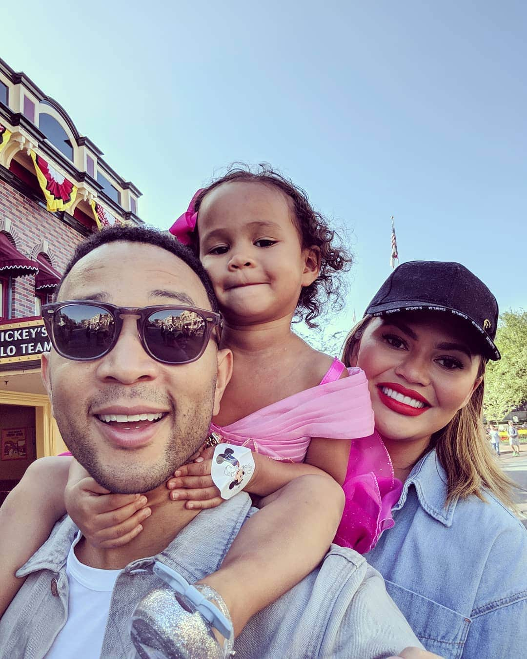 ジョン・レジェンドさんのインスタグラム写真 - (ジョン・レジェンドInstagram)「Luna had a Disneyland birthday today! (As far as she knows, her birthday is today.  Don't tell her it's sunday please. Daddy has to work on Sunday.  Thank you.)」4月13日 11時16分 - johnlegend