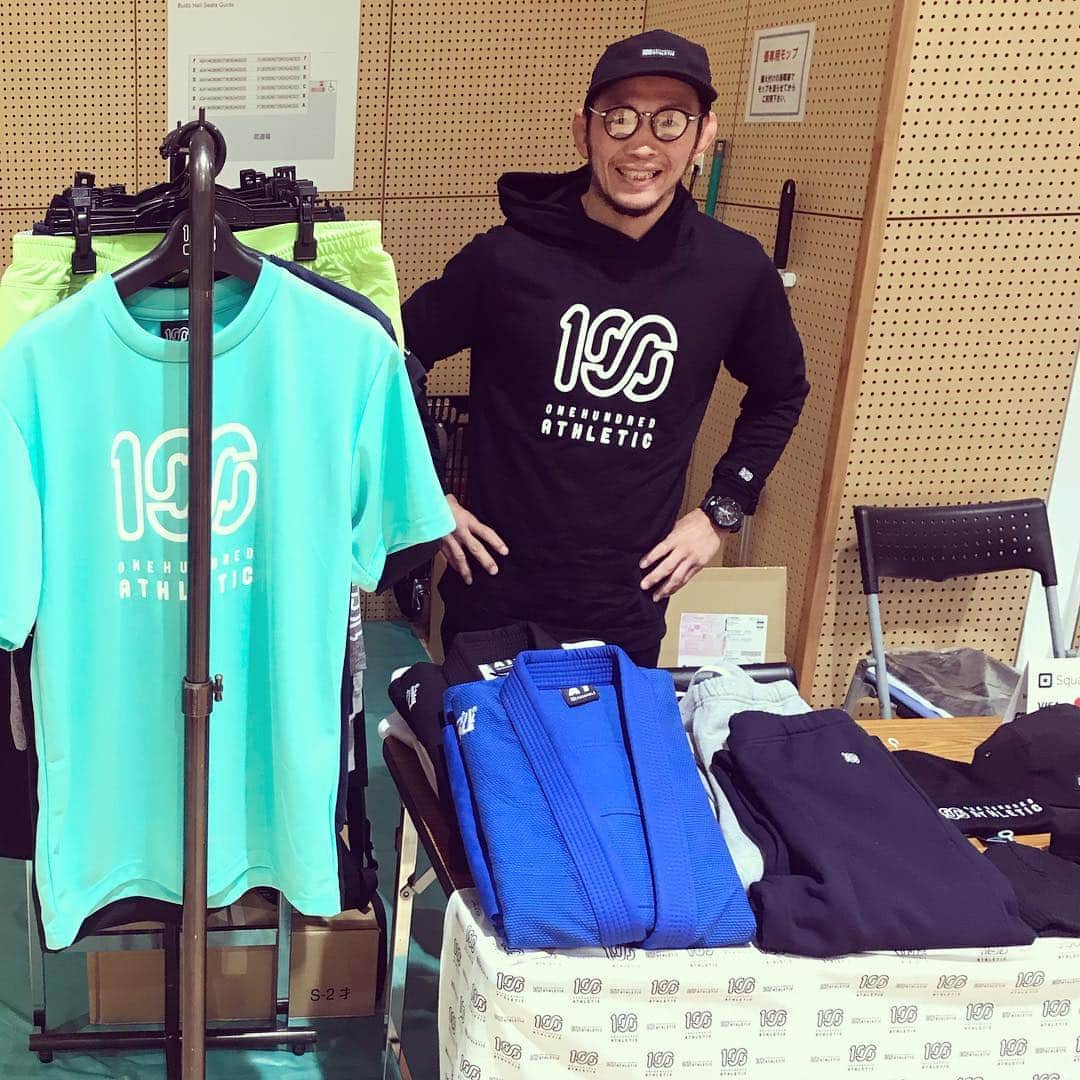 宇野薫のインスタグラム：「東日本柔術選手権大会会場なうの！ 13時までいます。 皆さんお待ちしております。  #onehundredathletic #100athletic  #100A #unocaolshowten #caoluno  #宇野薫 #宇野薫商店 #newerajapan #柔術 #ブラジリアン柔術 #東日本柔術選手権」