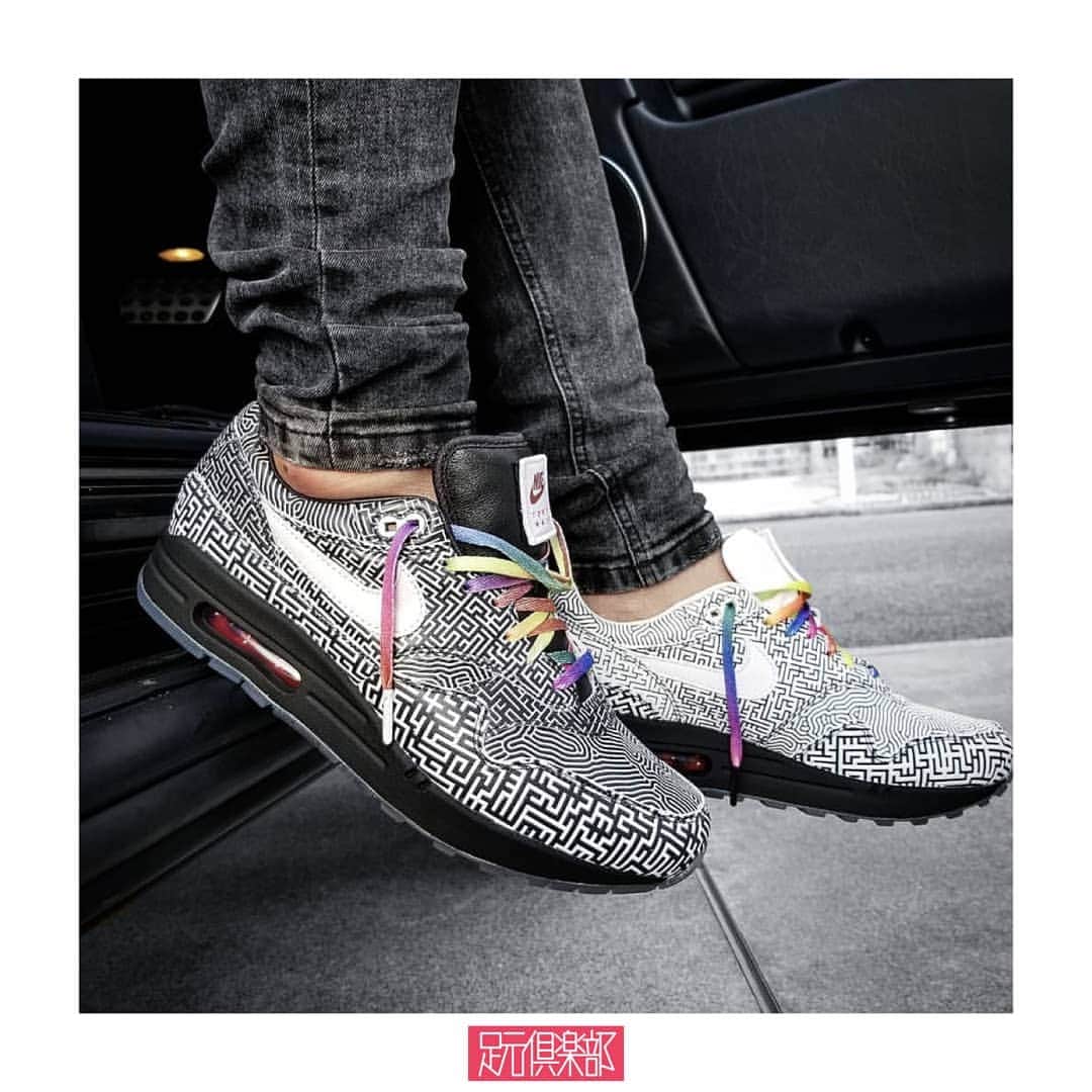 のインスタグラム：「昨年繰り広げられたワークショップ「NIKE ON AIR」。東京代表として選抜された宅万勇太氏は[AIRMAX 1]をベースモデルに採用し、迷路のように複雑に入り組む東京の路線図をデザインへと踏襲させた。各路線カラーより着想されたカラフルなシューレース、エンボス加工が施されたアシンメトリー配色のアッパーなど、繊細かつ大胆に拘りが詰められた逸足。 . (@n0ripir0 )さんの足元倶楽部 . ブランド : NIKE モデル : AIR MAX 1 TOKYO MAZE . ▼今すぐフォローして最新情報をチェックしよう！ 【NIKE 公式アカウント】 ⇒#@nike . #nike #tokyomaze #nikeonair #airmax1  #ナイキ #エアマックス1 #足元倶楽部#足元クラブ #足元くら部 #足元 #あしもと倶楽部 #スニーカー#スニーカーコーデ #スニーカー同好会#キックス #靴 #コーディネート#スナップ#ファッションスナップ #ストリートスナップ#お気に入りの一足 #今日の逸足#逸足 #운동화 #kicks #newkicks」