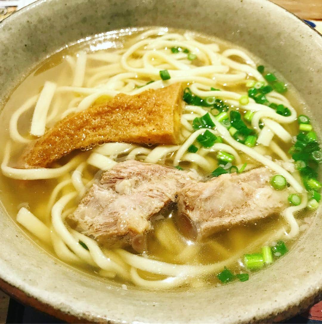 新田朝子さんのインスタグラム写真 - (新田朝子Instagram)「今年こそは #沖縄 行きたいなぁ🏖💓と思いを馳せながら #沖縄料理 のお店へ。優しいさっぱりスープに、ぱきっとした麺。これぞ #ソーキそば #新風 #🍜 #豚バラ #軟骨 #ラーメン好き #ランチ #旅行好き #🌊」4月13日 11時33分 - asako.nitta