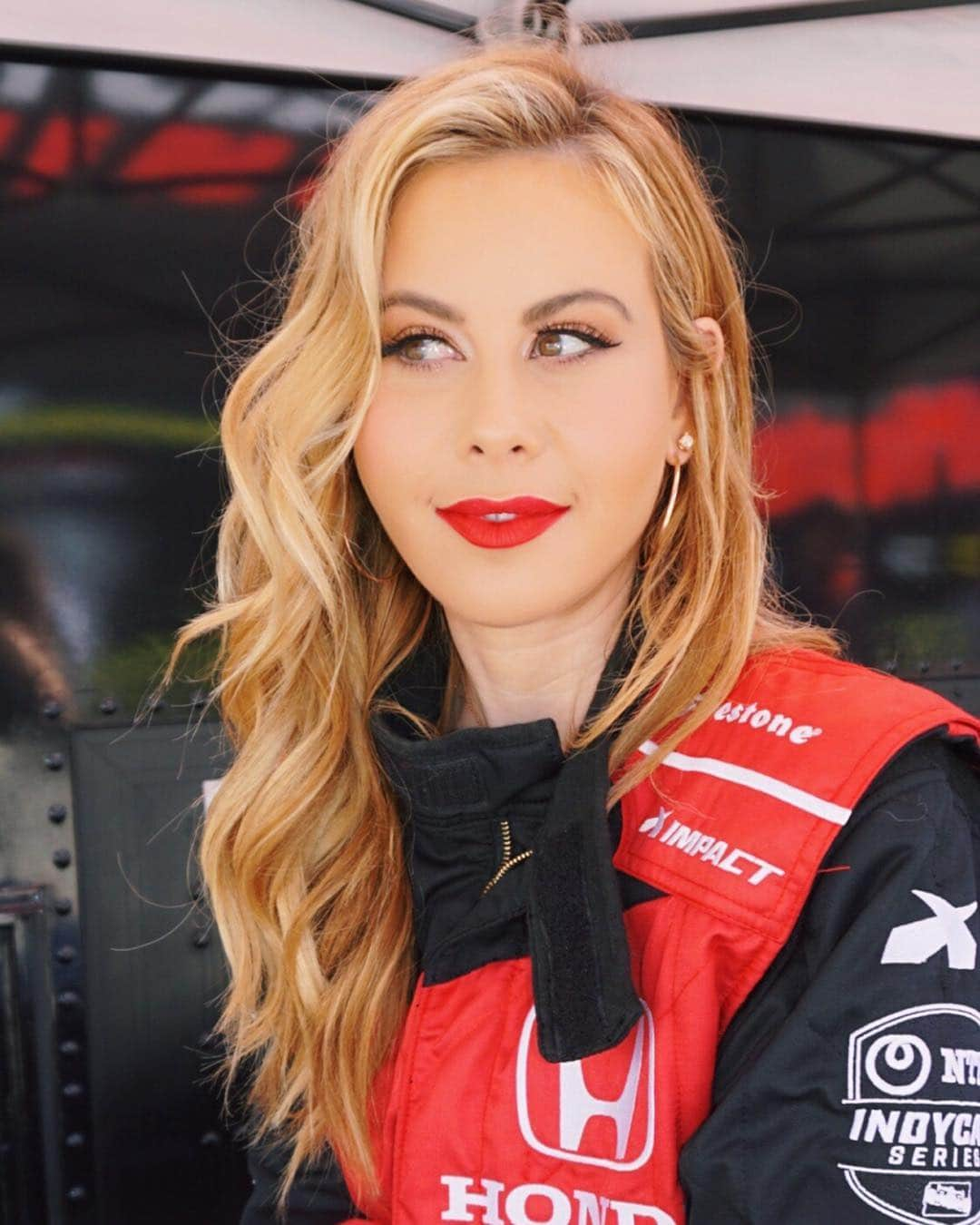 タラ・リピンスキーさんのインスタグラム写真 - (タラ・リピンスキーInstagram)「When it comes to work, I never really know what I’m signing myself up for but it’s always so fun. Scored some new race car headshots.🤷🏼‍♀️ All in a days work. 💄 @makeupbyhaileyhoff」4月13日 11時33分 - taralipinski