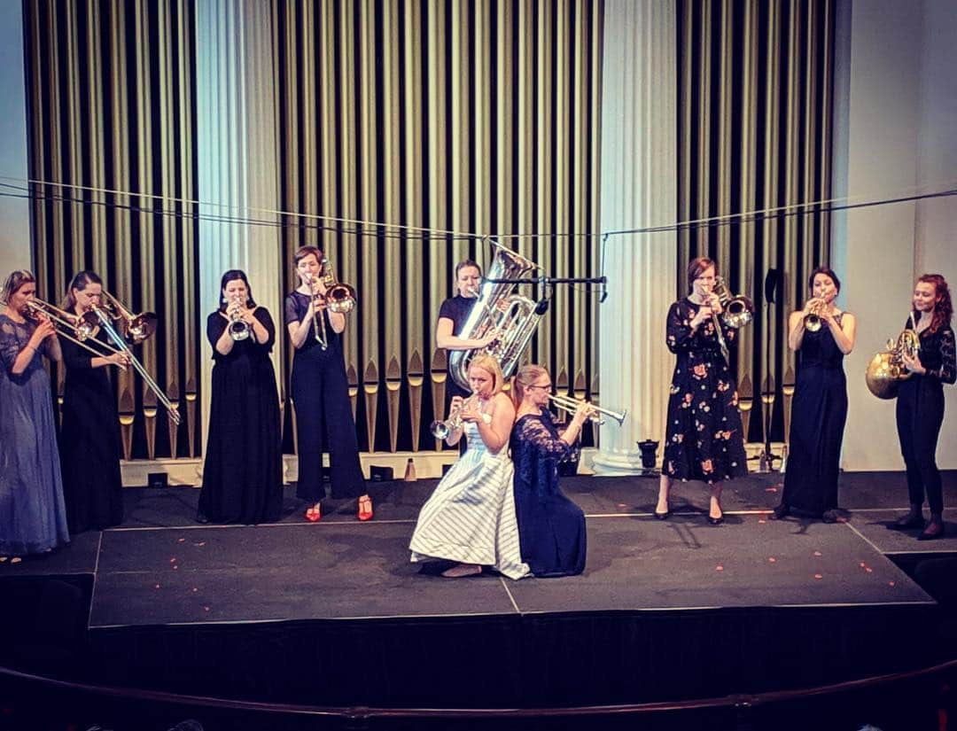 ティーネ・ティング・ヘルセットのインスタグラム：「What a great last concert on this amazing tour! The last weeks have been so much fun! @tenthing ❤️ #tenthingtour2019 @savannahmusicfestival」