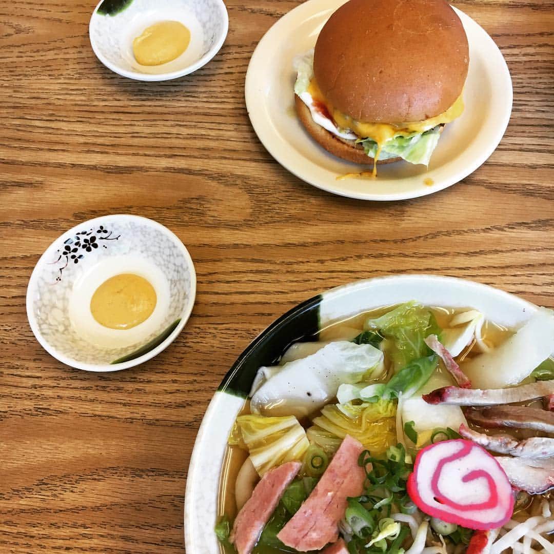 工藤まやさんのインスタグラム写真 - (工藤まやInstagram)「ハンバーガーをサイミンのスープにひたひたして食べます🍜🍔 #northshore#saimin#burger#shigessaimin」4月13日 11時39分 - mayahawaii325