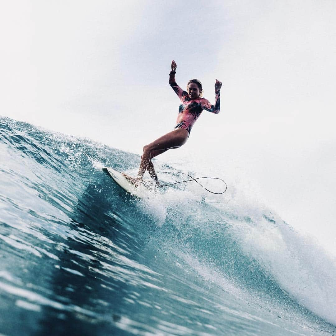 ローラ・エンバーさんのインスタグラム写真 - (ローラ・エンバーInstagram)「Shimmy shimmy (then dodge @mattydunbar 📸 lol ) #billabongsurfcapsule @billabongwomens」4月13日 11時40分 - lauraenever