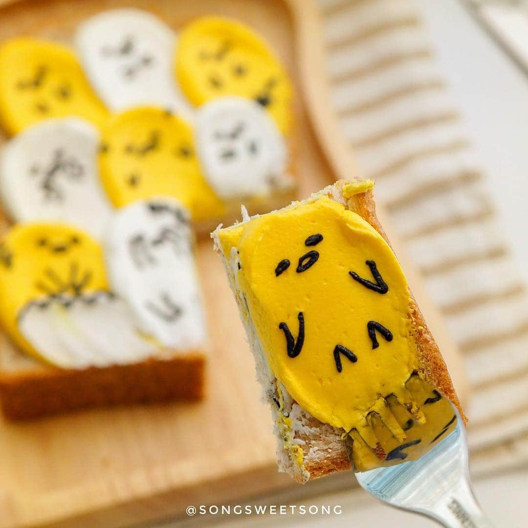 Song Sweet Songさんのインスタグラム写真 - (Song Sweet SongInstagram)「ぐでたまトーストアート🍞😶 Gudetama Toast Art is ready~ 🍓 . . . Happy Songkran Day☀️ สงกรานต์นี้ แค่ซื้อนาฬิกา #danielwellington  รุ่นใดก็ตาม รับฟรีไปเลยสายนาฬิกาตั้งแต่วันนี้ถึง 21 เมษายนค่ะะ แถมถ้าใช้โค้ด “ sweetsongDW ” รับส่วนลดเพิ่มอีก 15% เฉพาะที่ www.danielwellington.com นะคะ^^ . . ． ． 🍪workshop & online class : @sweetenupcafe 🍪made-to-order icing cookies : @songsweetsong_icingcookies 🎞Youtube: www.youtube.com/c/songsweetsong ☁️Line@ : @songsweetsong ❤️Blog: songsweetsong.com ． ． ． #songsweetsong #toastart #gudetama #モーニング  #wavetoast #songsweetsong_toast_art #ウェーブトースト #whati8today #トーストアート #ぐでたま #おうちごはん #おうちカフェ #あさごはん #あさごぱん #breakfastideas #breakfast #냠스타그램 #먹스타그램 #맛스타그램 #아침식사 #インスタ映え #웨이브토스트 #songsweetsong_wavetoast  #ウェーブトースト」4月13日 11時41分 - songsweetsong