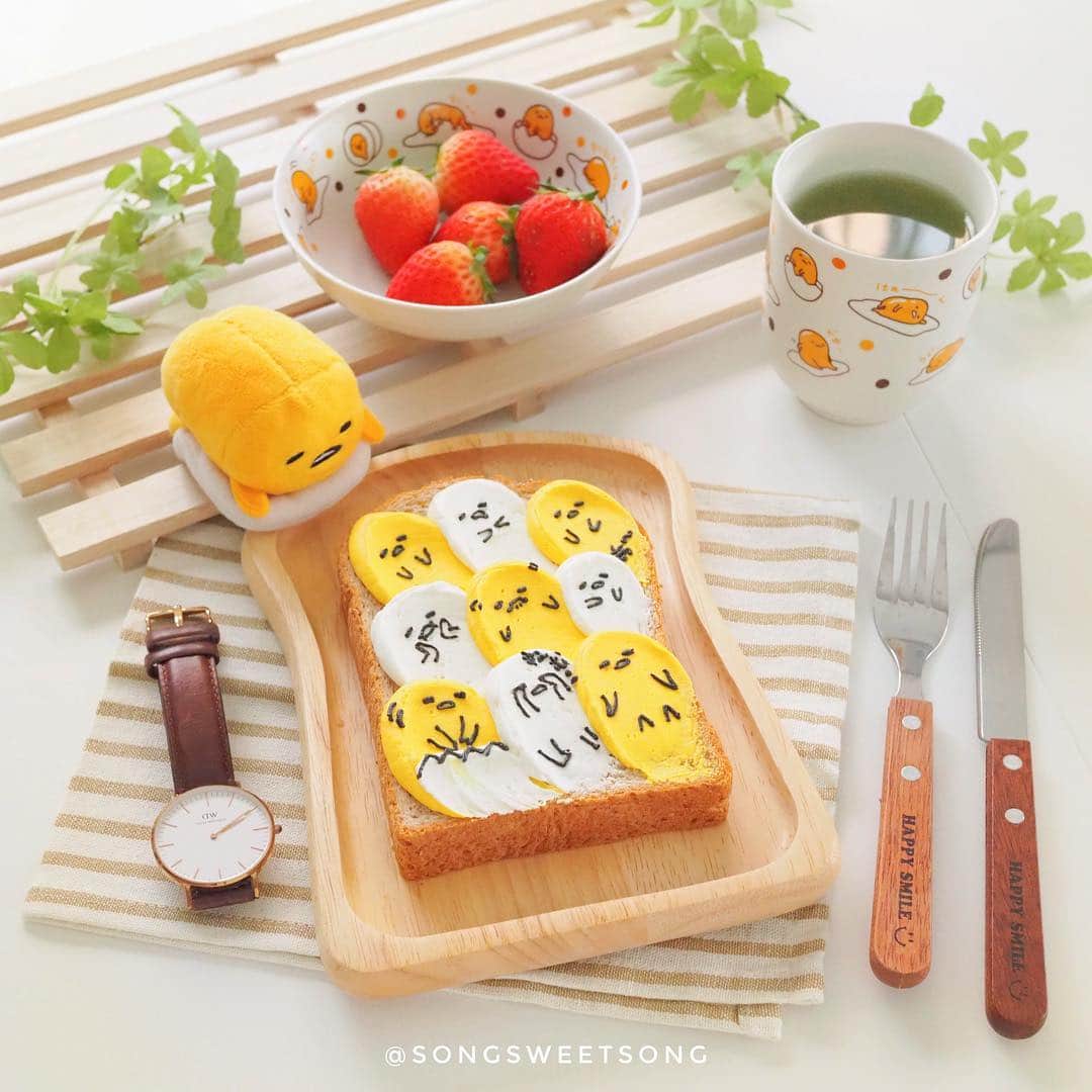 Song Sweet Songさんのインスタグラム写真 - (Song Sweet SongInstagram)「ぐでたまトーストアート🍞😶 Gudetama Toast Art is ready~ 🍓 . . . Happy Songkran Day☀️ สงกรานต์นี้ แค่ซื้อนาฬิกา #danielwellington  รุ่นใดก็ตาม รับฟรีไปเลยสายนาฬิกาตั้งแต่วันนี้ถึง 21 เมษายนค่ะะ แถมถ้าใช้โค้ด “ sweetsongDW ” รับส่วนลดเพิ่มอีก 15% เฉพาะที่ www.danielwellington.com นะคะ^^ . . ． ． 🍪workshop & online class : @sweetenupcafe 🍪made-to-order icing cookies : @songsweetsong_icingcookies 🎞Youtube: www.youtube.com/c/songsweetsong ☁️Line@ : @songsweetsong ❤️Blog: songsweetsong.com ． ． ． #songsweetsong #toastart #gudetama #モーニング  #wavetoast #songsweetsong_toast_art #ウェーブトースト #whati8today #トーストアート #ぐでたま #おうちごはん #おうちカフェ #あさごはん #あさごぱん #breakfastideas #breakfast #냠스타그램 #먹스타그램 #맛스타그램 #아침식사 #インスタ映え #웨이브토스트 #songsweetsong_wavetoast  #ウェーブトースト」4月13日 11時41分 - songsweetsong