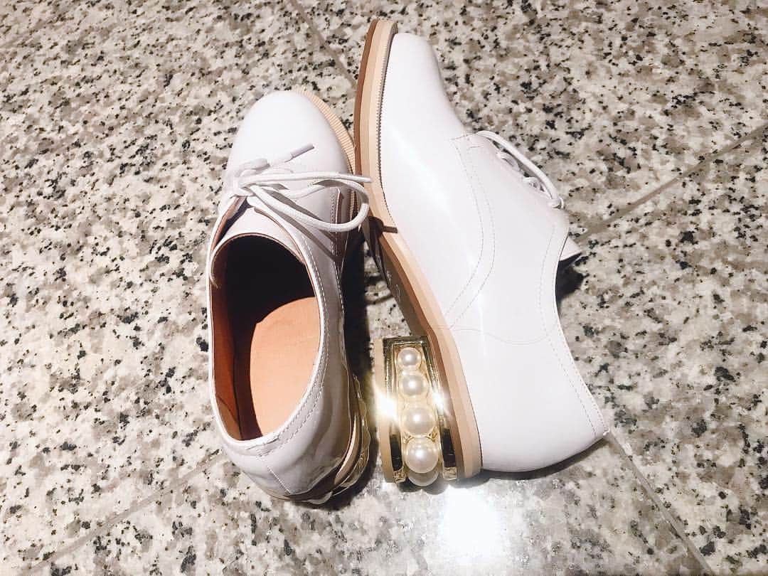 黒崎真音さんのインスタグラム写真 - (黒崎真音Instagram)「ストーリーにも載せた新しいお靴  かかとがかわいい #黒崎真音 #靴 #shoes #new shoeshine #17kg_official」4月13日 11時54分 - maonkurosaki922