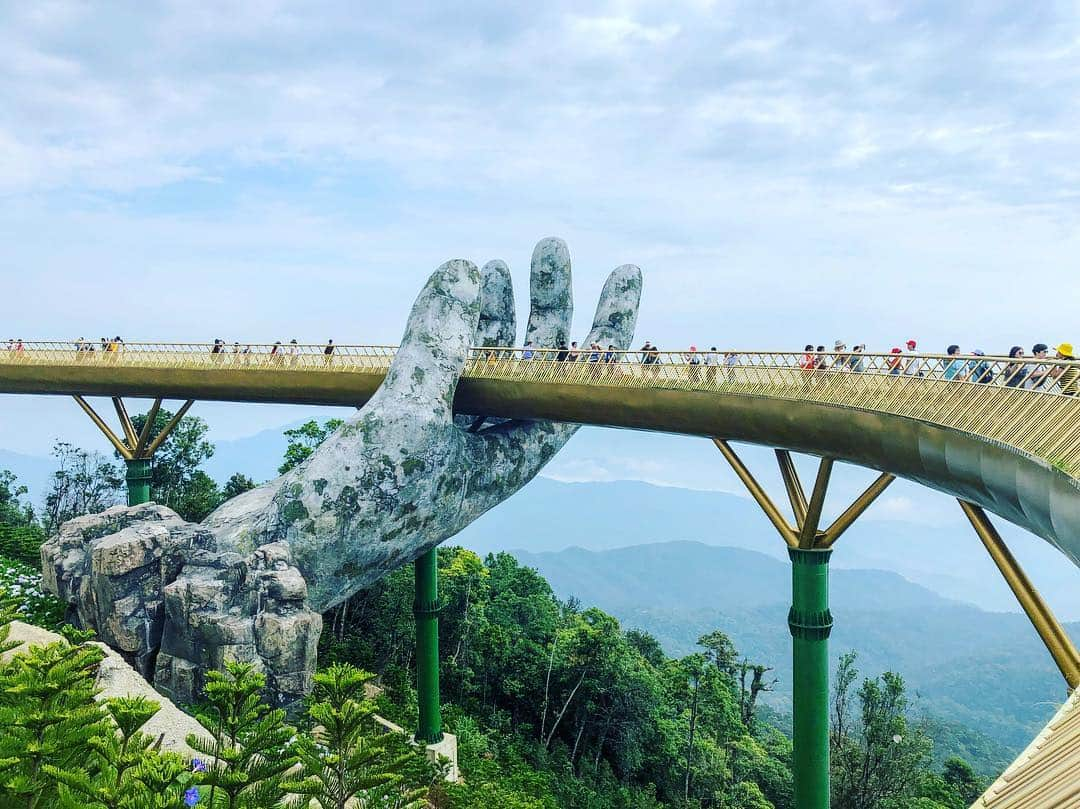 木村好志のインスタグラム：「ダナンから#banahills へ 景色の良い山頂にあり、USJを戦前くらいまで劣化させたテーマパーク 暑いよ🇻🇳」